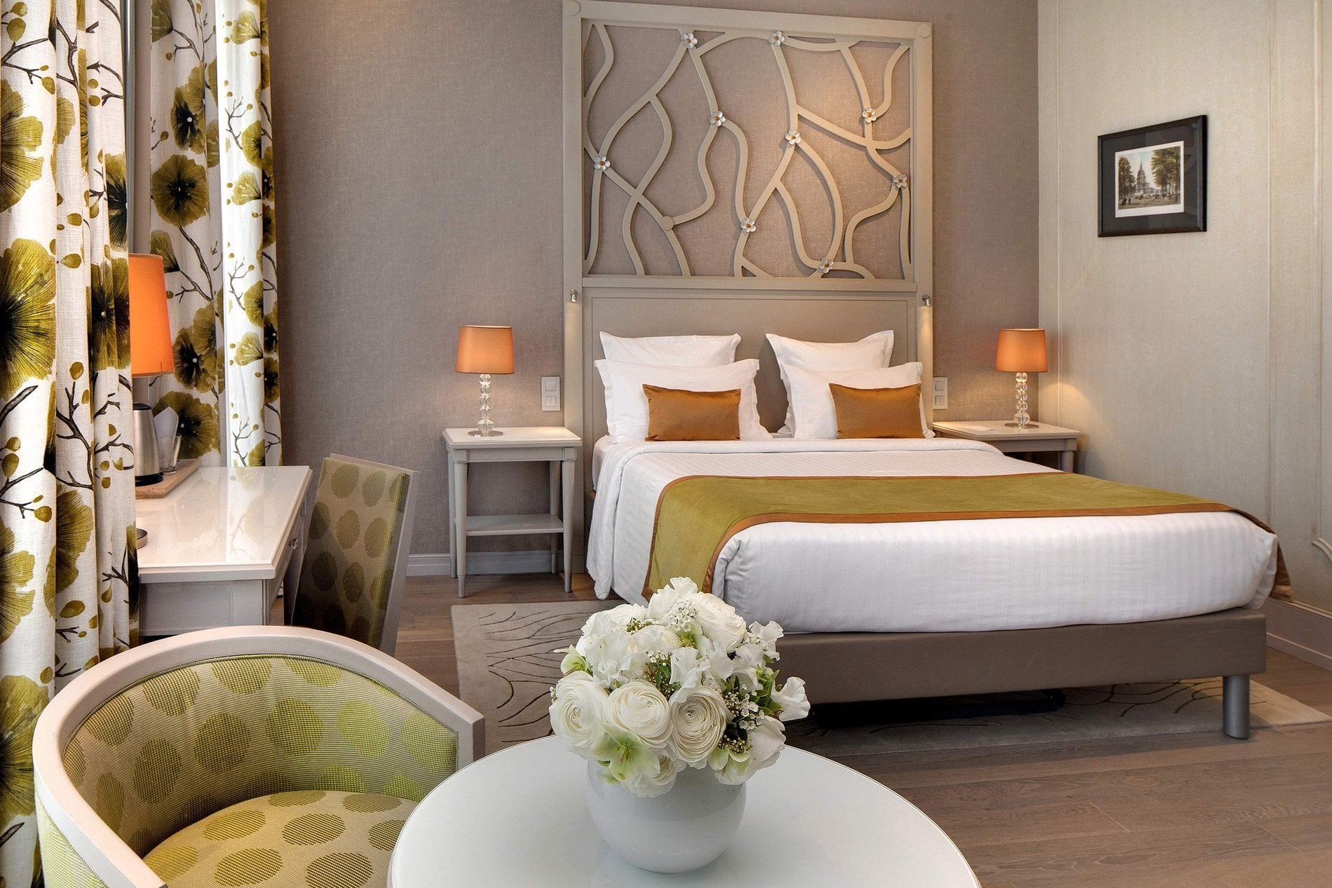 Elegant privilege room at Hotel Château Frontenac in Paris with refined decor