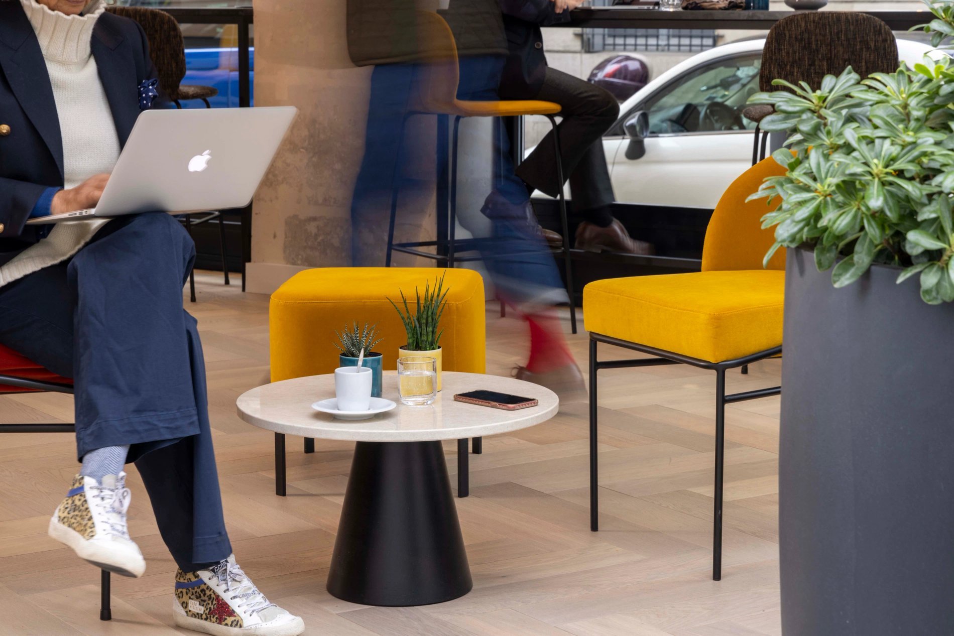 Femme en télétravail avec ordinateur portable dans l’espace coworking de l’hôtel Le 12 à Paris 8