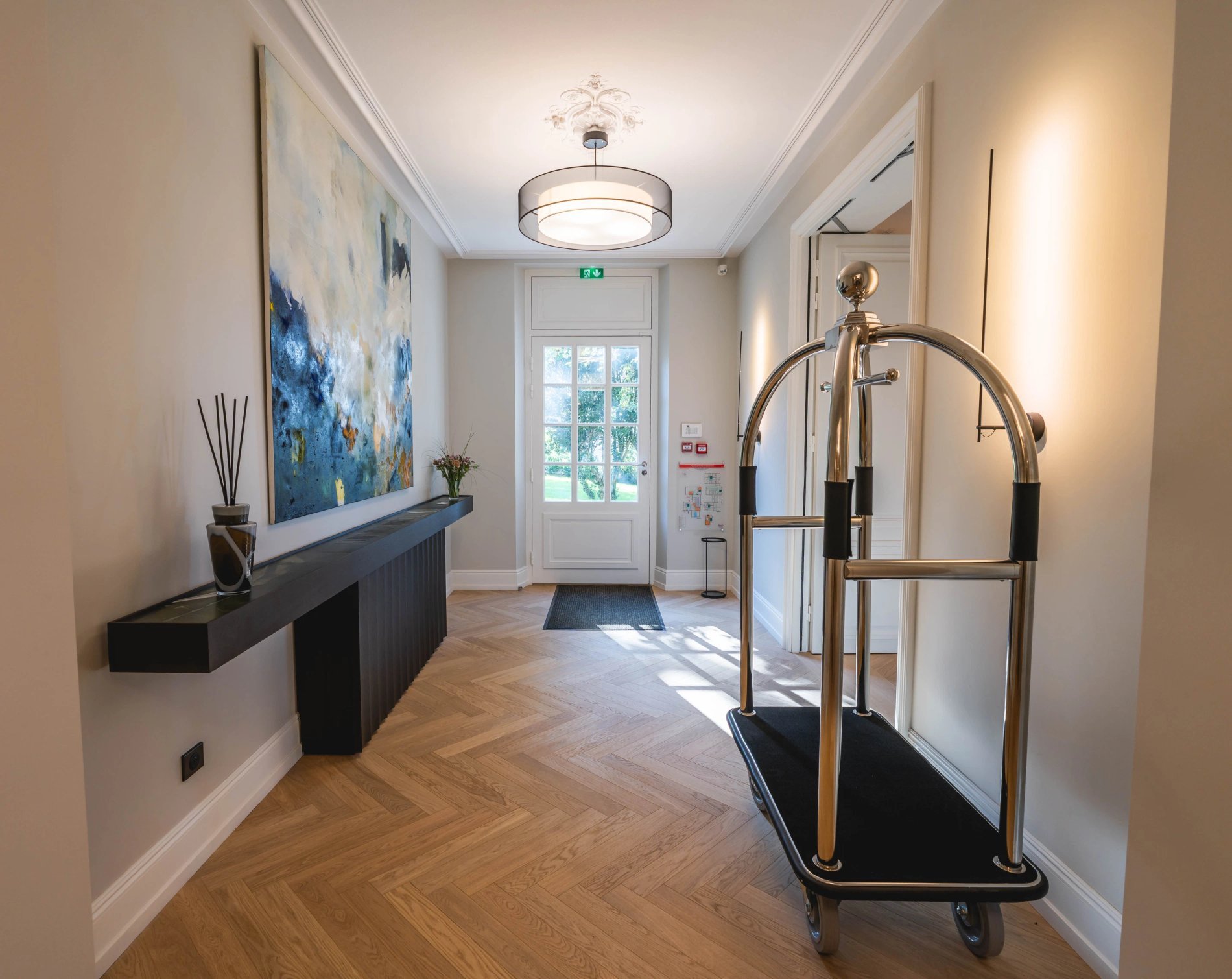 Hall d’entrée lumineux de La Villa des Vignes, décoré avec élégance