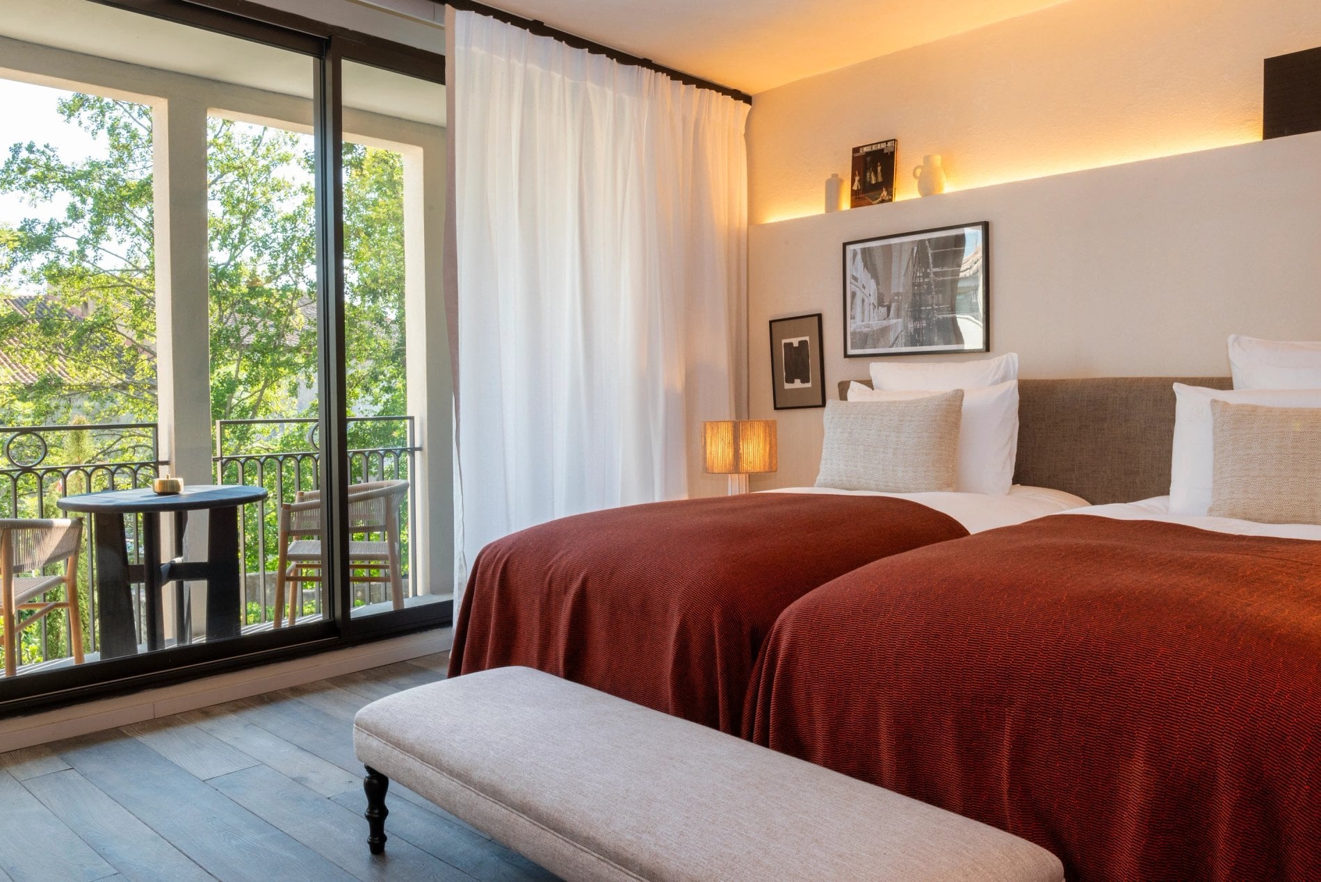 Lits jumeaux avec vue sur la verdure en Chambre Deluxe avec balcon à L’Isle de Leos