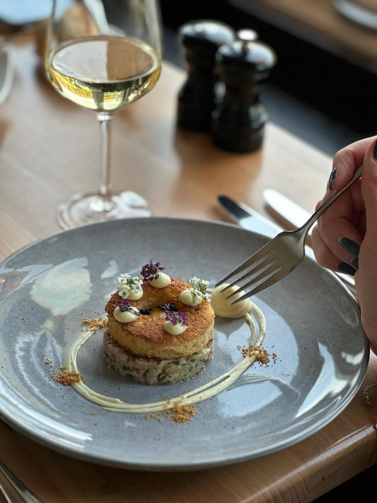 Assiette gastronomique élégante avec viande grillée et garnitures au Martin's Château du Lac.