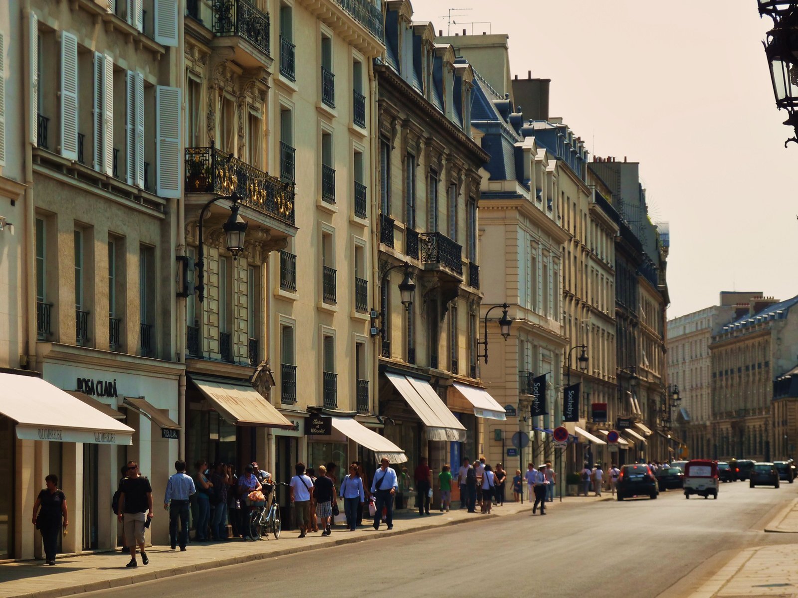 Sunlit Rue Jean-Goujon, the address of Hôtel San Régis, in the heart of Paris’s 8th arrondissement.