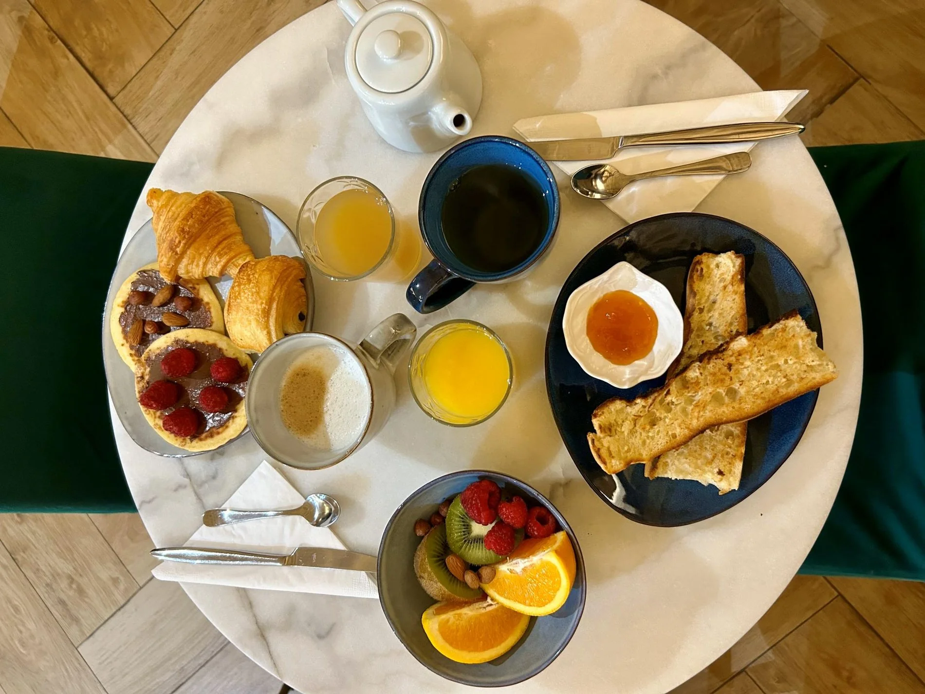 Buffet petit-déjeuner de l’Hôtel du Théâtre à Paris avec produits frais, boissons et spécialités gourmandes