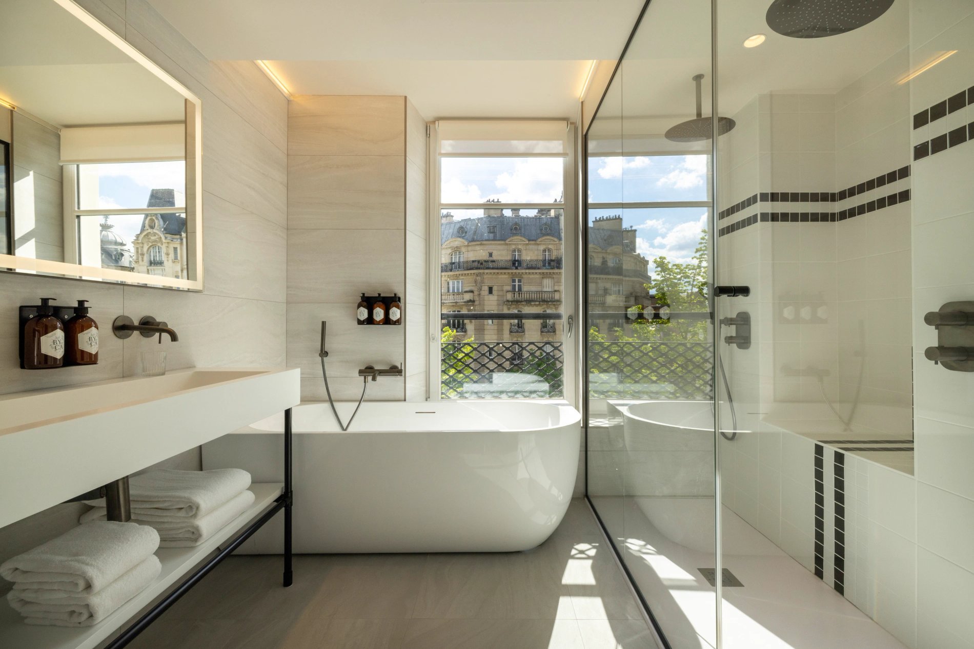 Hôtel Raspail Montparnasse Junior Suite Vue Tour Eiffel Salle de bain Baignoire Double Douche