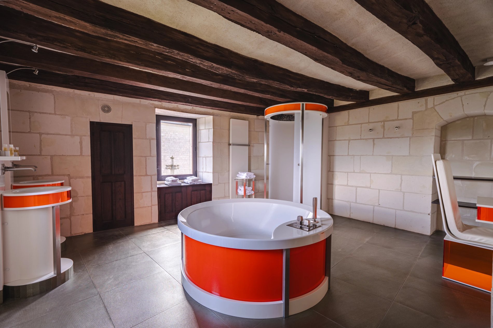 Salle de bain de charme dans une chambre quadruple.