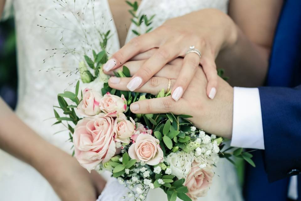 Préparatifs de mariage au Mont Spa Les Trésoms à Annecy, moment de beauté avant la cérémonie.