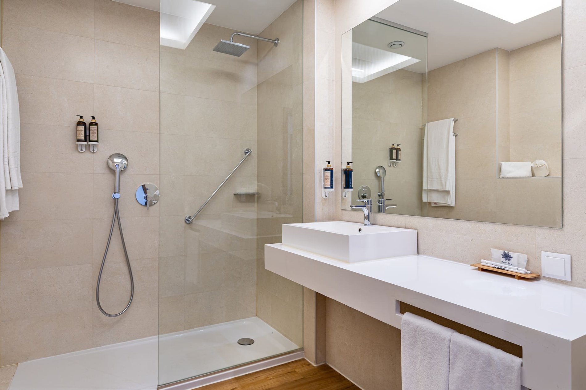 Détendez-vous dans la chaleureuse Junior Suite, une chambre avec salon, canapé et balcon, située à l’Hôtel Jupiter Albufeira