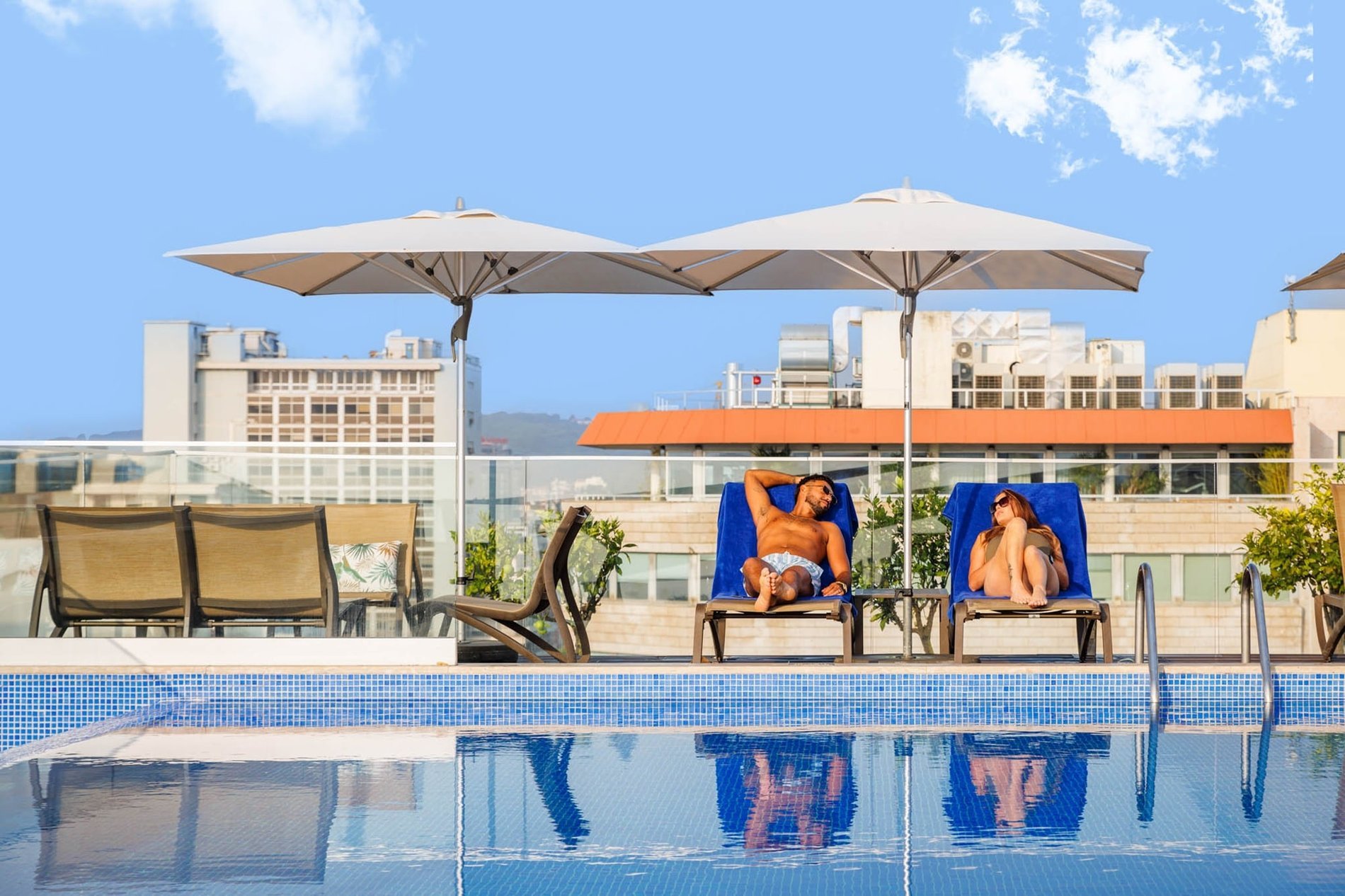 Coppia che si gode il rooftop del Jupiter Lisboa Hotel situato nel cuore della città di Lisbona