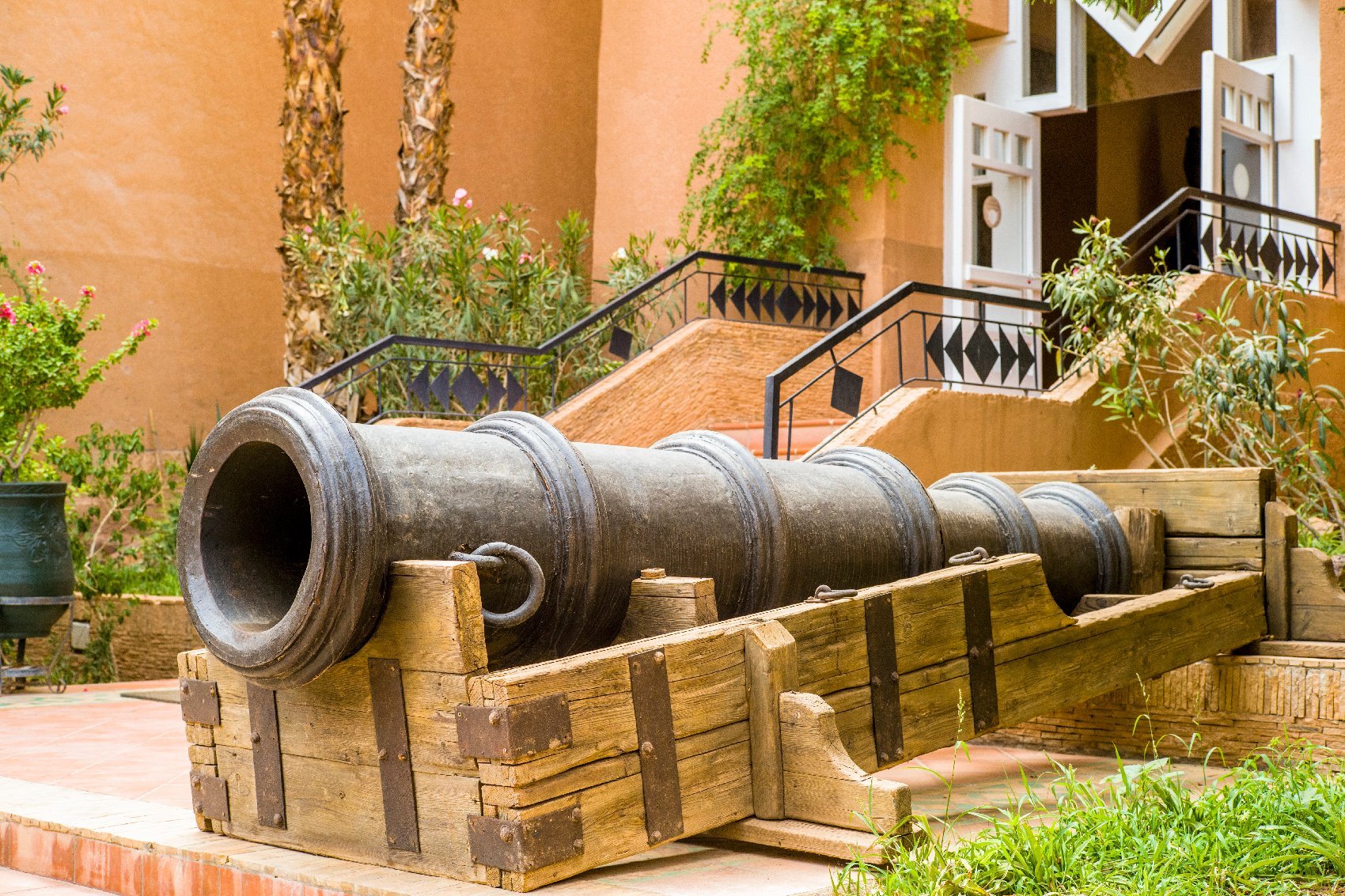 Canon ancien décoratif à Ouarzazate