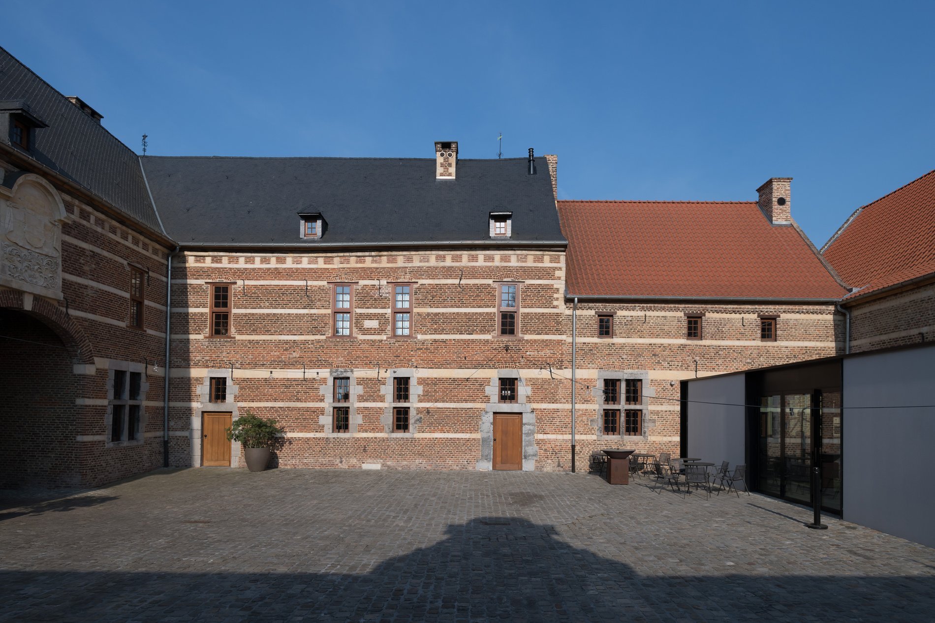Inner courtyard of Martin's Rentmeesterij hotel in Bilzen with its historic architecture.