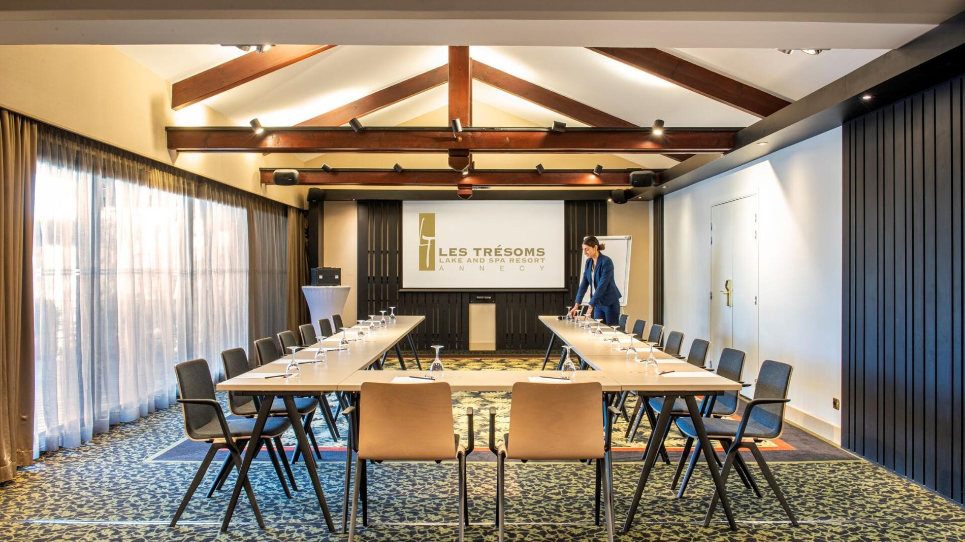 Salle de séminaire en configuration U, idéale pour un événement réussi à l'Hôtel Les Trésoms d'Annecy.