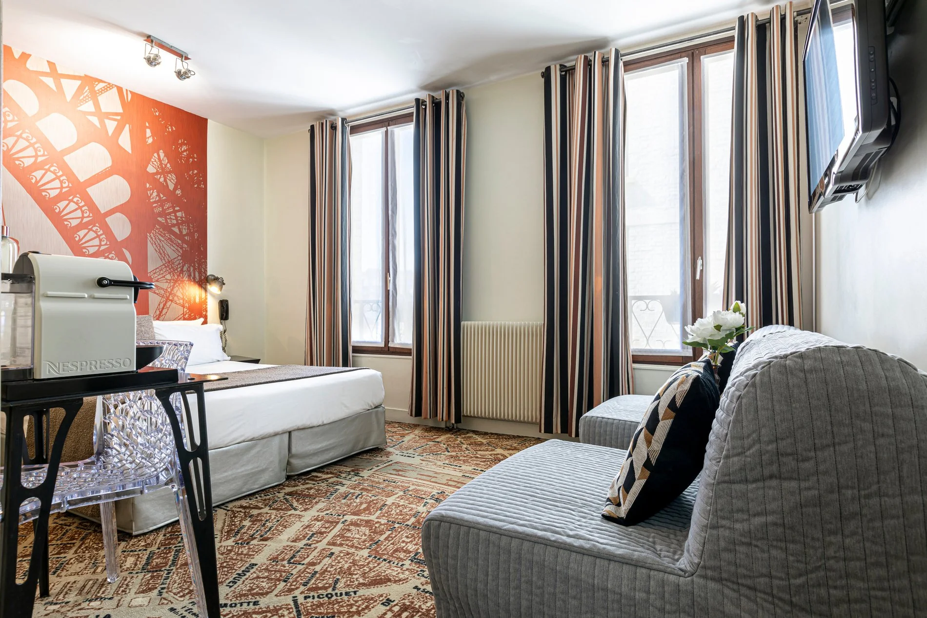 Junior Suite de l'Hôtel Alpha Paris Eiffel avec penderie et espace de rangement.