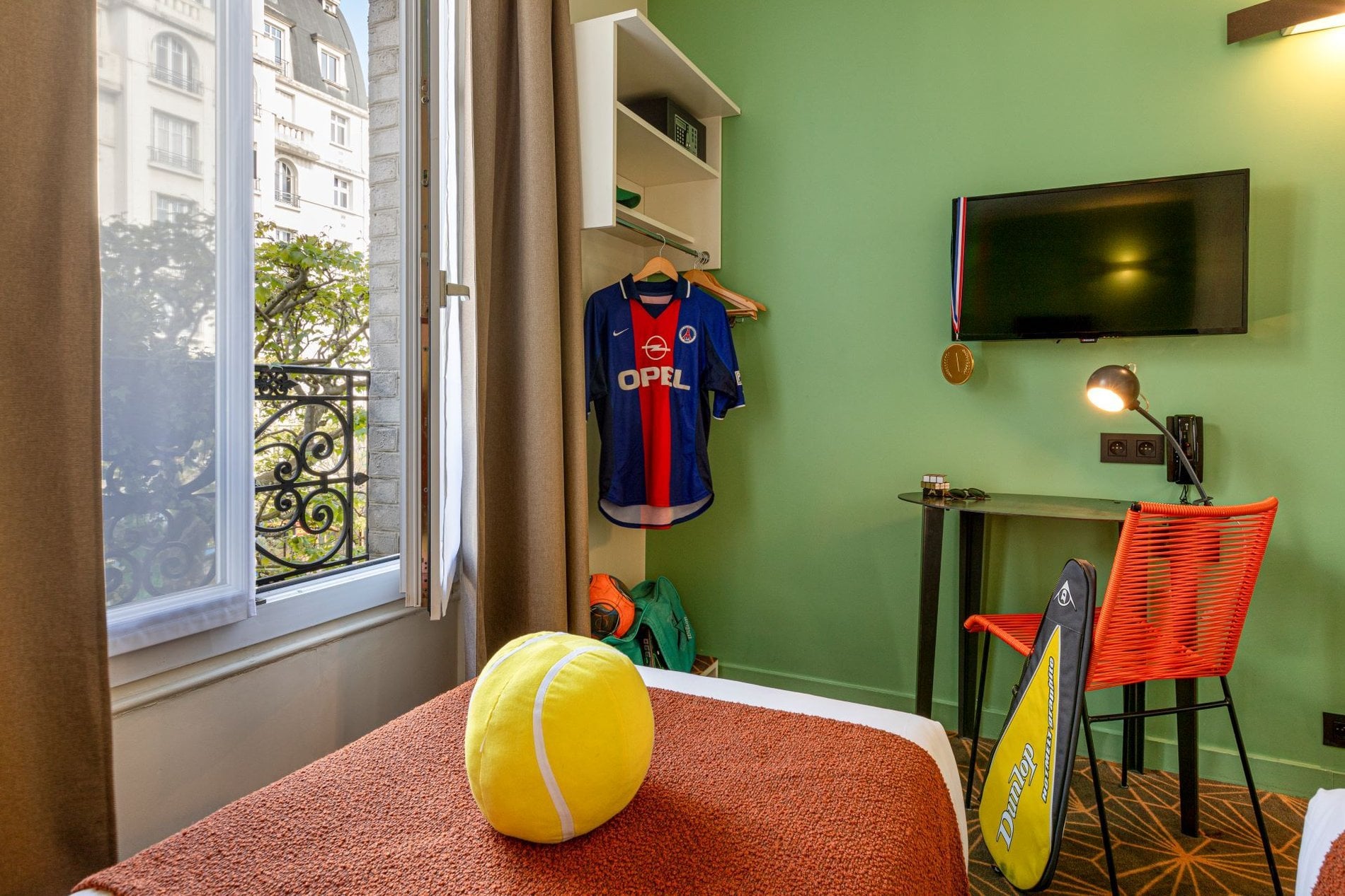 Chambre Classique Twin Olympic avec bureau, télévision et décoration inspirée des légendes du tennis.
