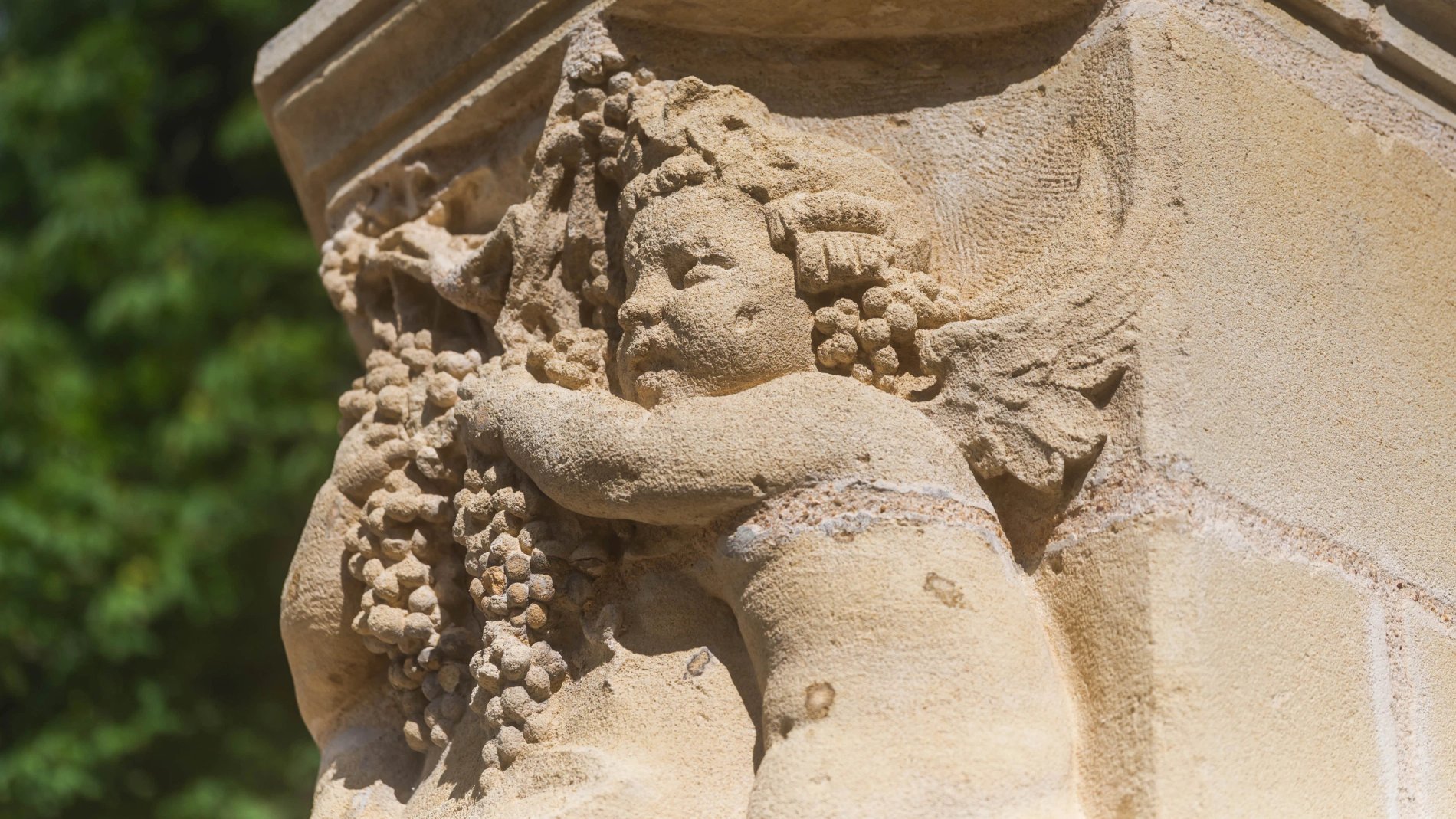 Détail de sculpture ancienne dans les jardins de La Villa des Vignes à Saint-Émilion