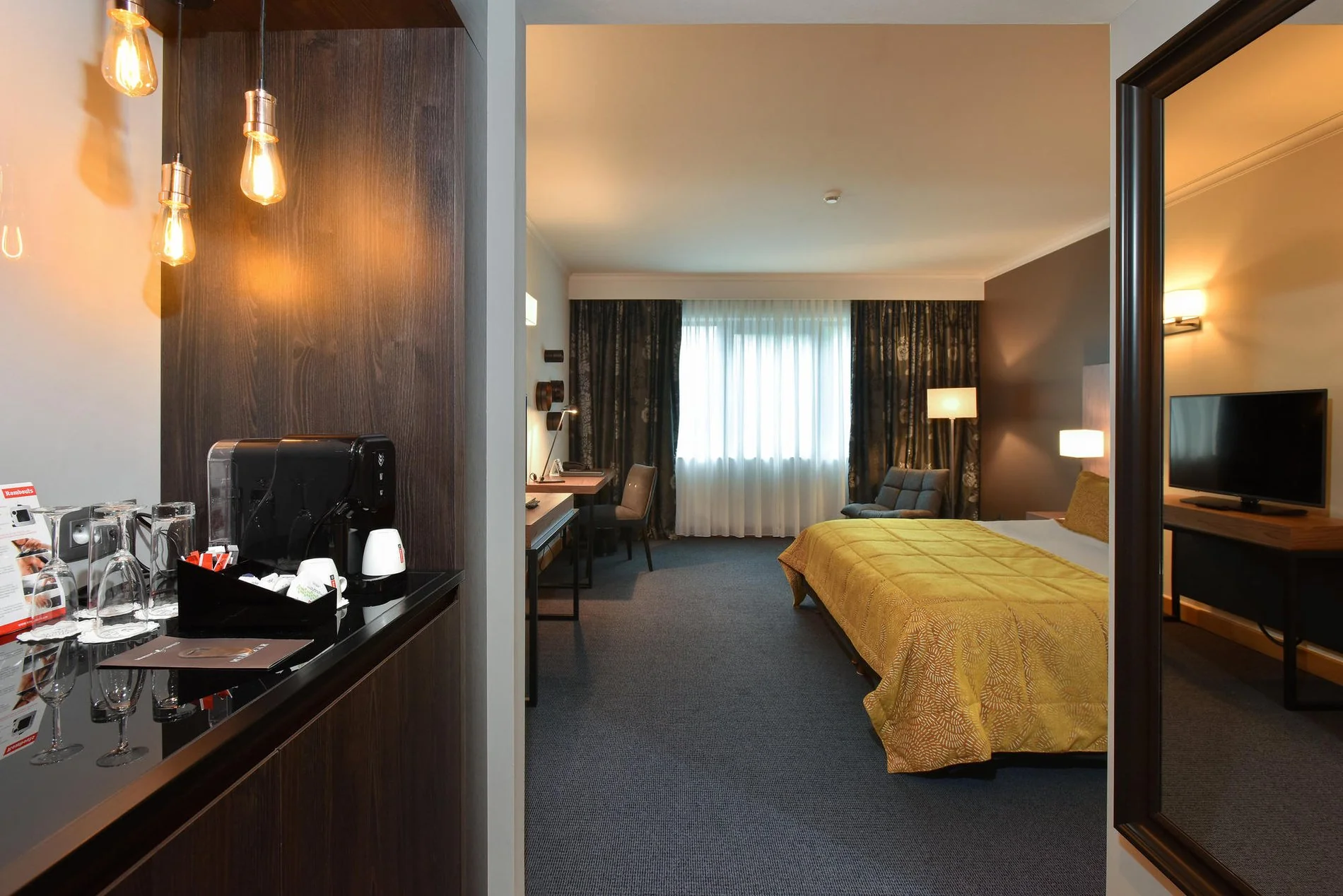 Kamer met uitzicht op tweepersoonsbed en zithoek bij Martin's Château du Lac.