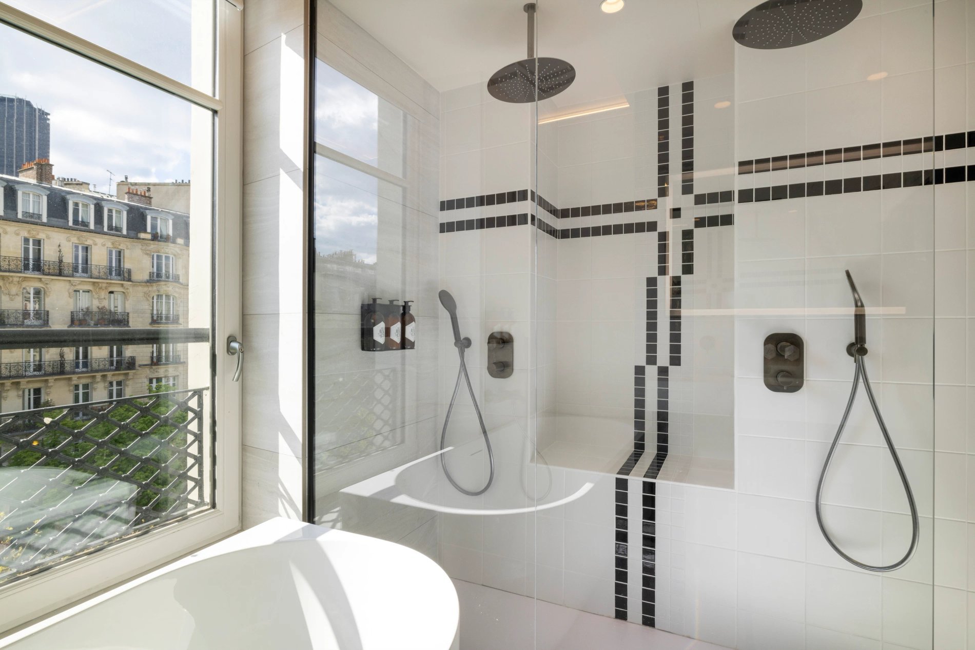 Hôtel Raspail Montparnasse Junior Suite Vue Tour Eiffel Salle de bain Baignoire Double Douche