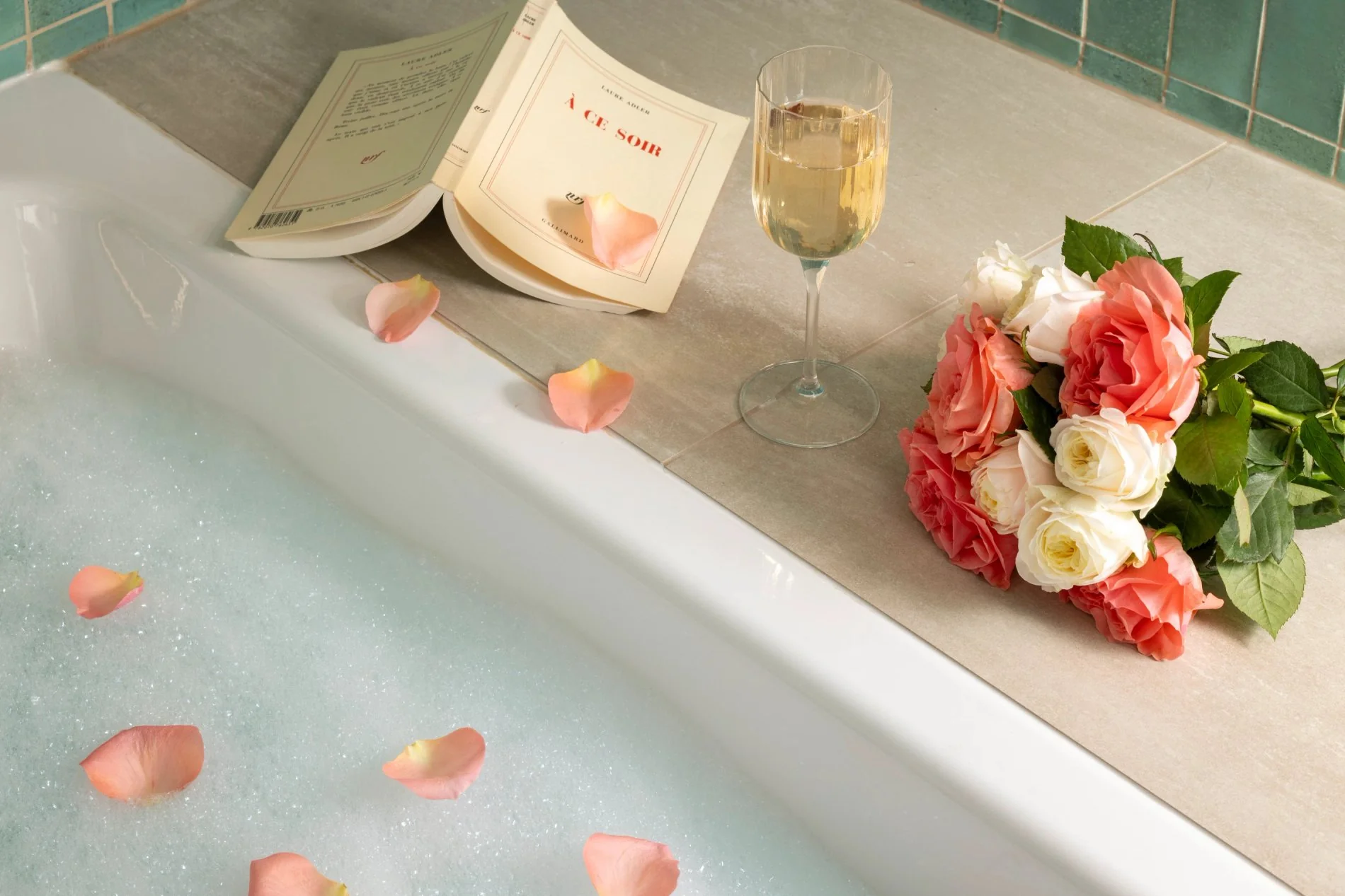 Hôtel Maxim Opéra Chambre Deluxe Salle de bain Baignoire Fleurs Vin Bain moussant