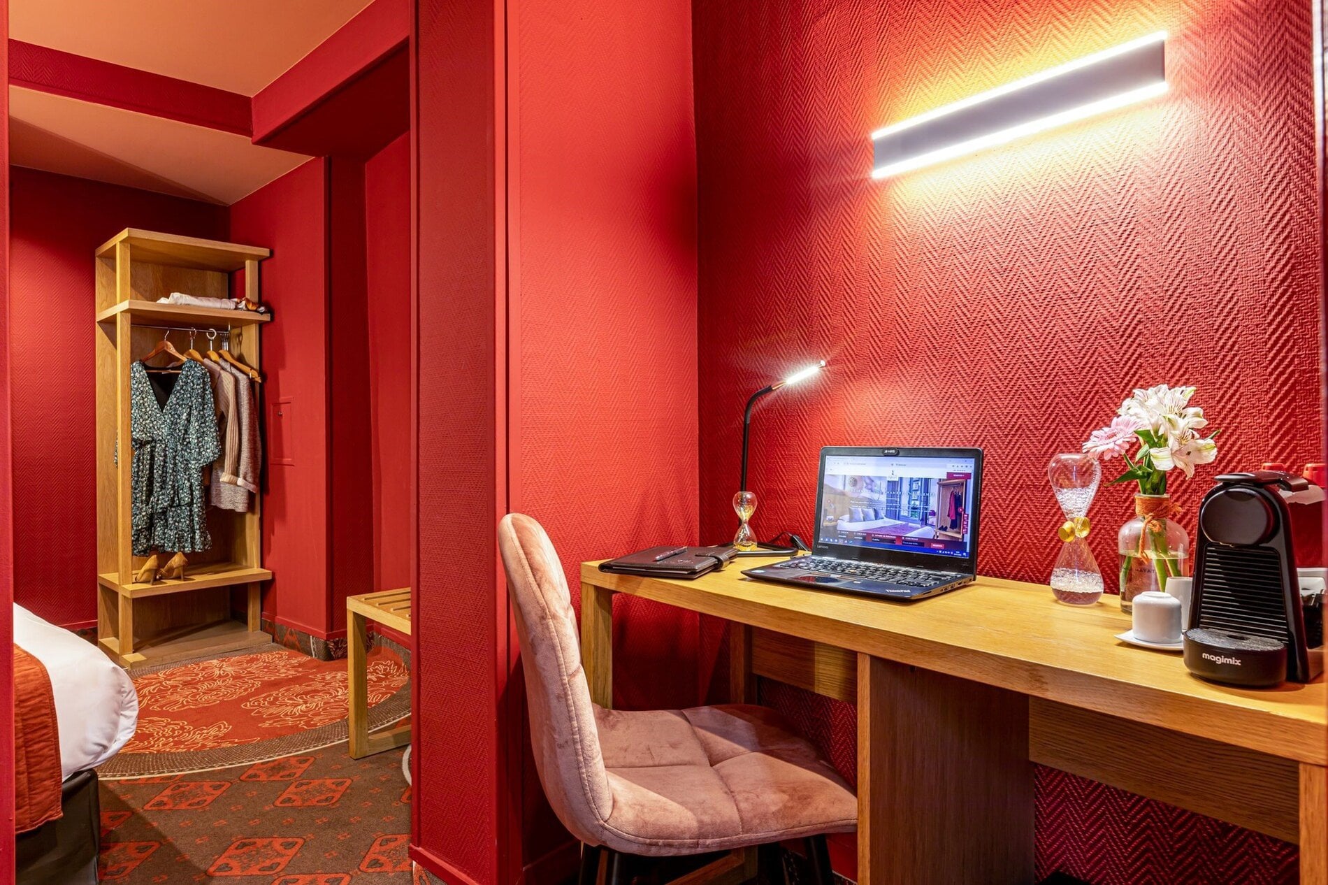 Espace de travail dans une chambre de l'Hôtel Ariane Montparnasse avec bureau, Wi-Fi gratuit et machine à café, idéal pour un séjour d'affaires à Paris
