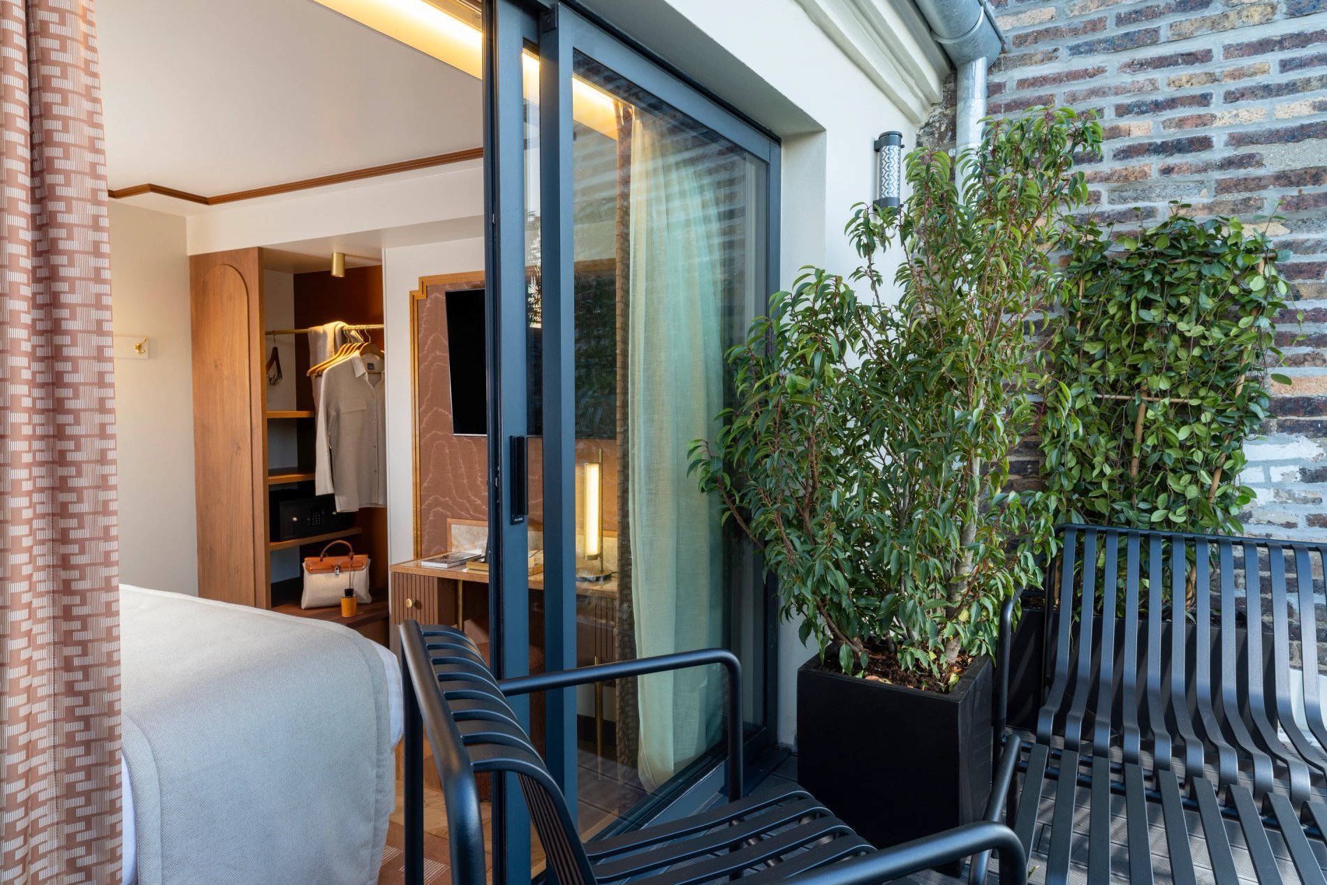 Hotel Filigrane | Superior Balcony Room Desk Closet TV