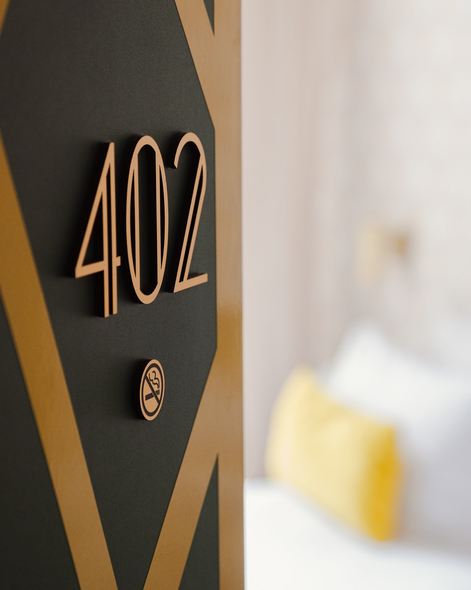 coin décoration années 20 avec une table et une chaise