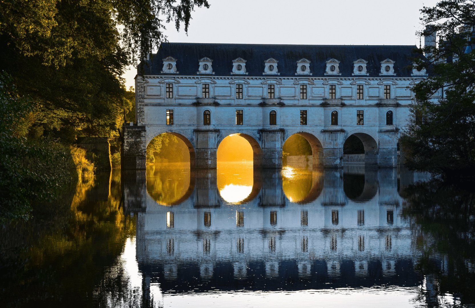 Château de Chenonceau avec reflets sur la rivière au crépuscule