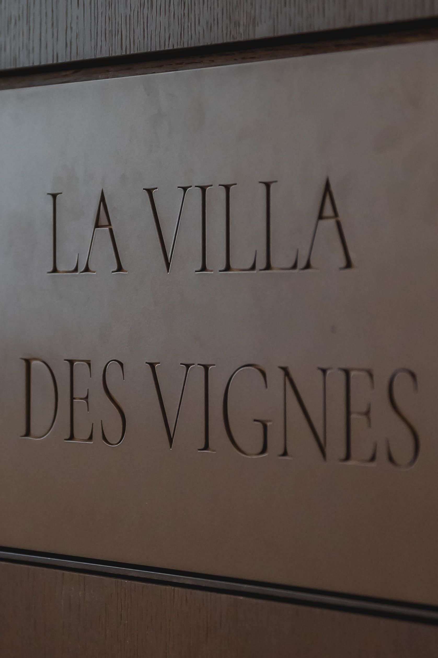 Inscription La Villa des Vignes gravée sur la façade d’entrée