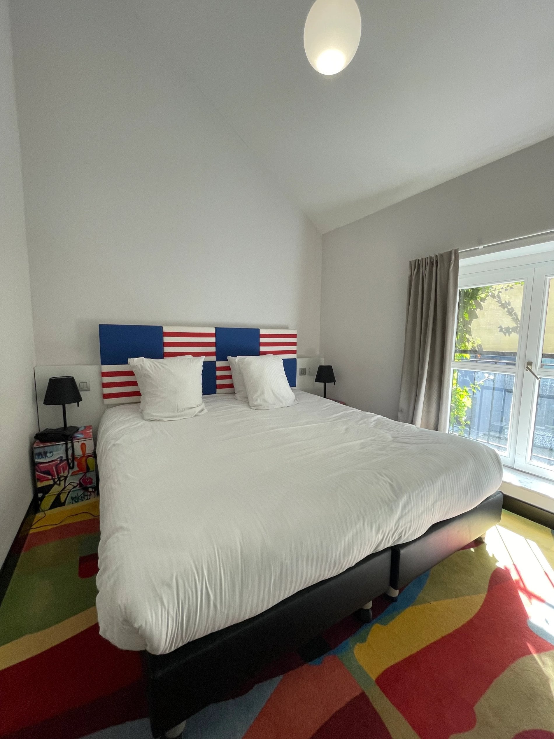 Moderne badkamer met badkuip en mozaïektegels.