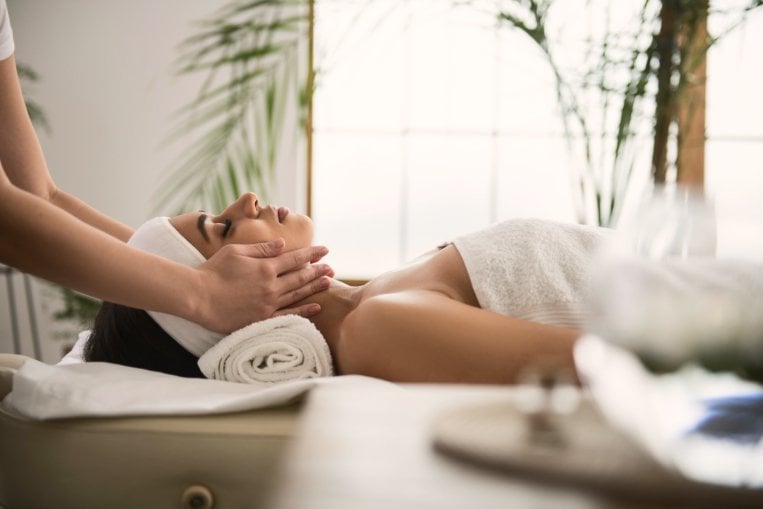 Massage dans une cabine bien-être au spa de L'Isle de Leos