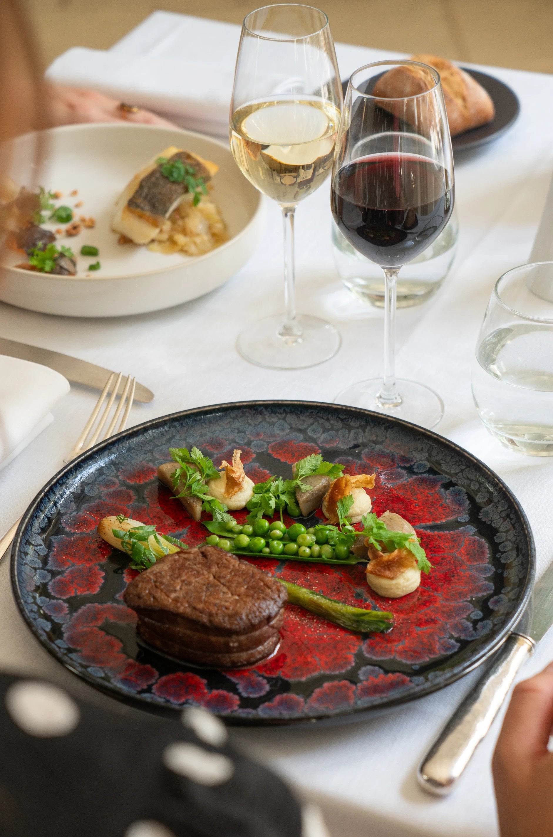 Assiette d'asperge servis au restaurant gastronomique le Bon Laboureur