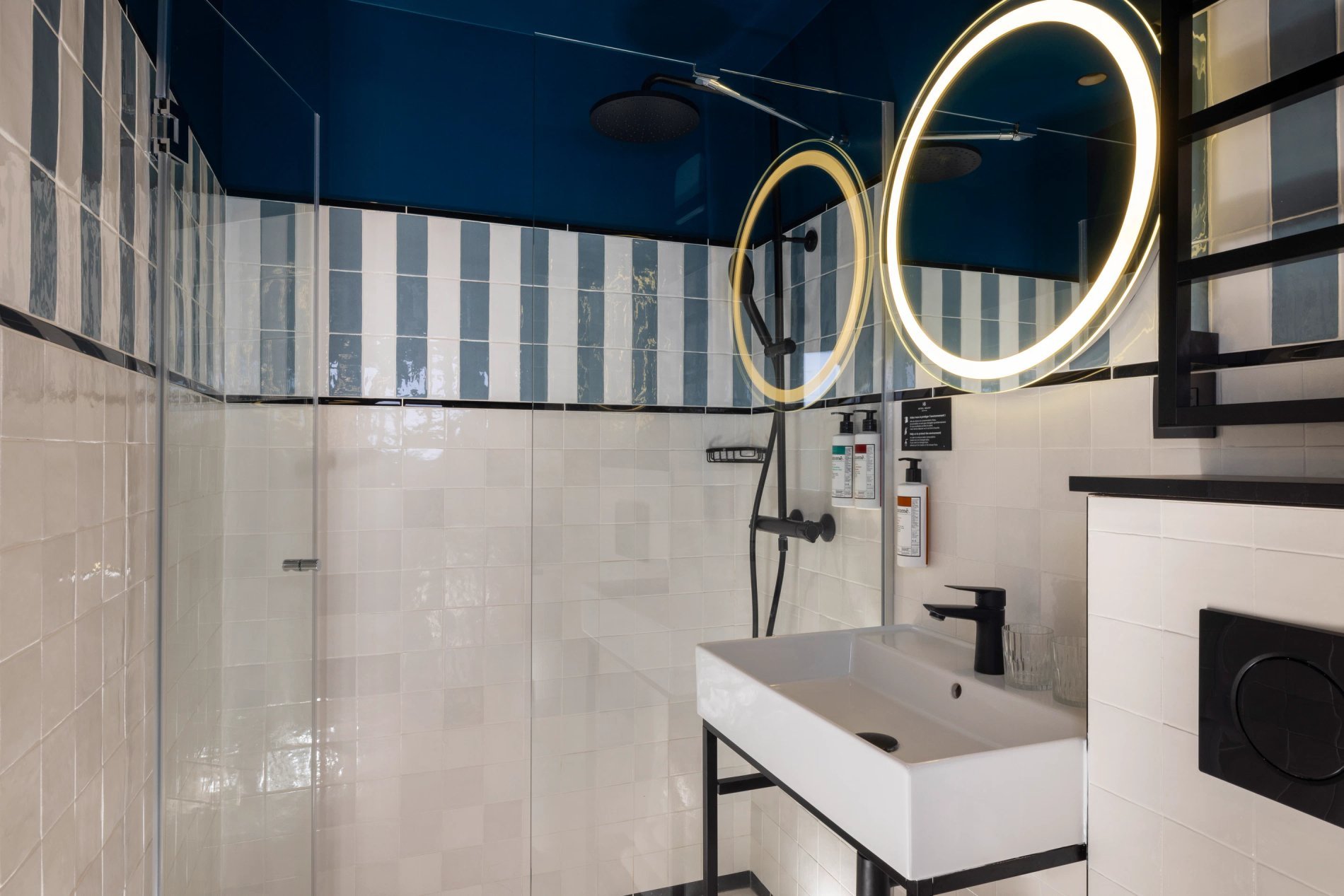 Hotel Brady Classic Room Bathroom