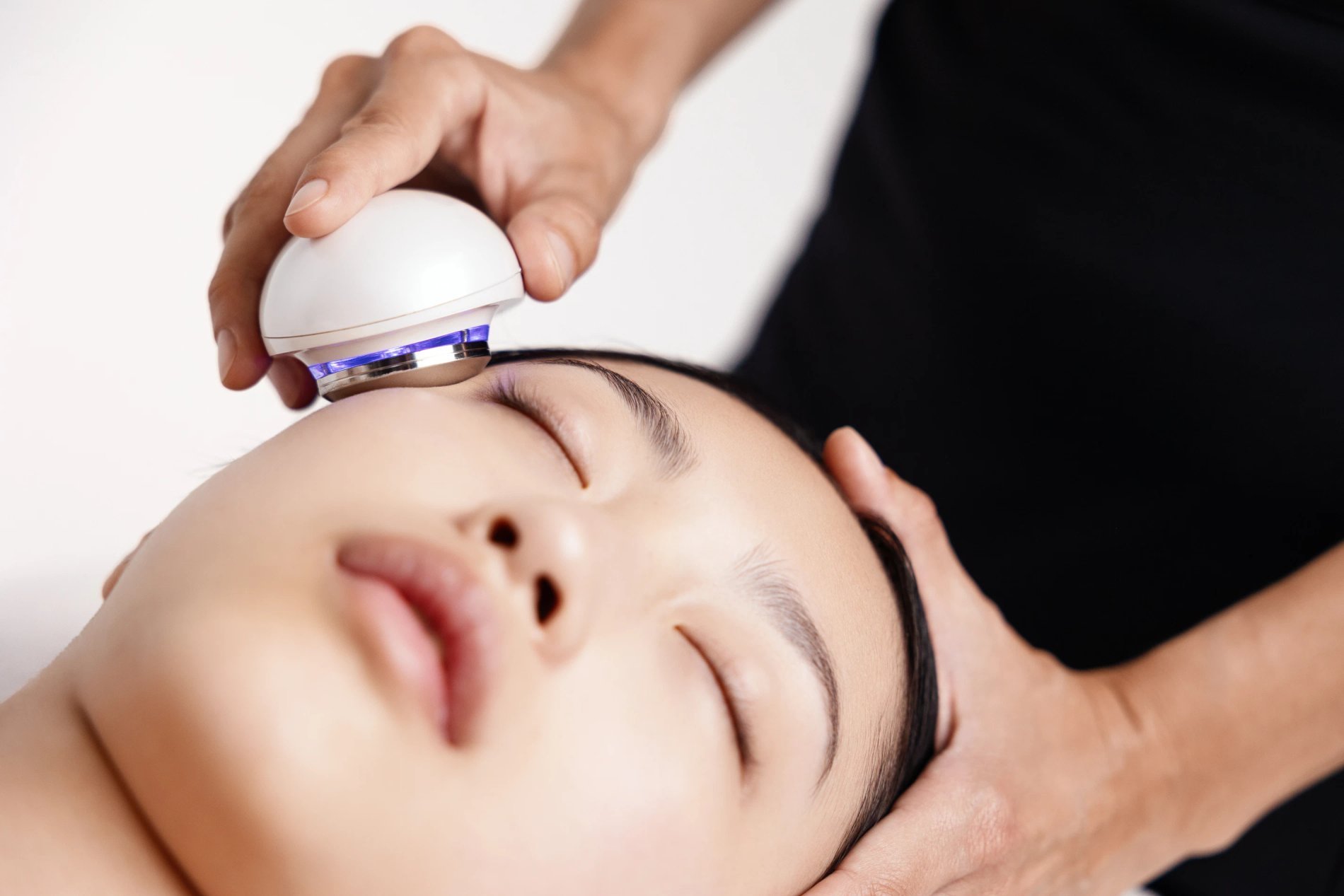 Femme recevant un soin du visage dans un spa.