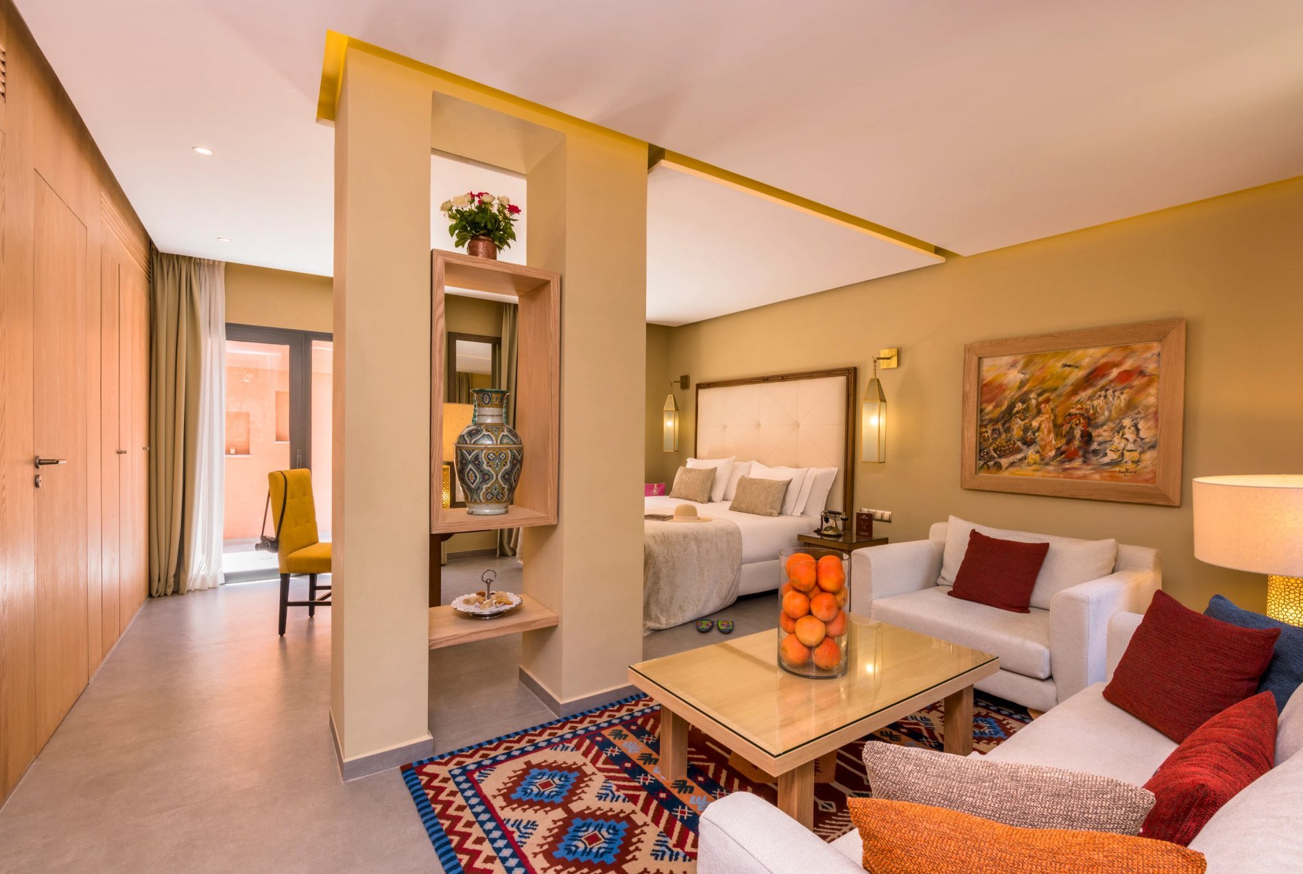 Suite Junior élégante avec lit double et coin salon au Berbère Palace à Ouarzazate