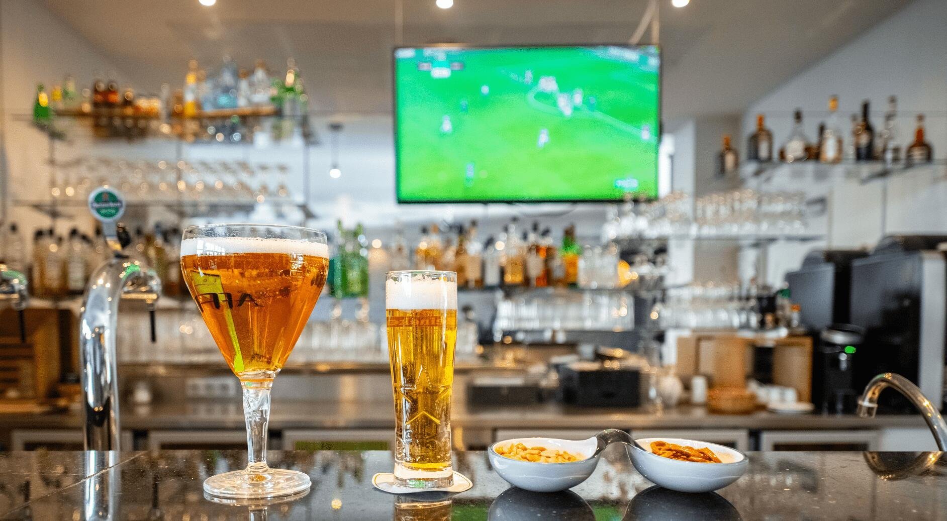 Bar du Best Western Plus Paris Vélizy avec bières et retransmission sportive