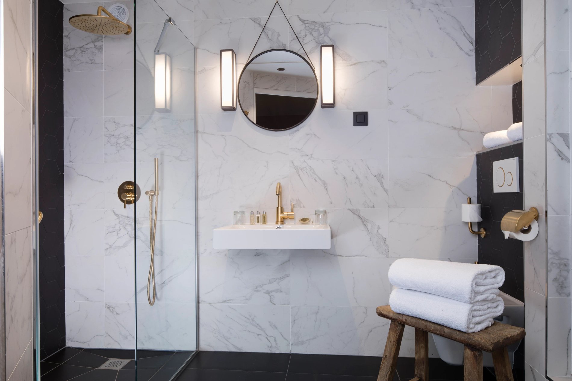 Hotel Maxim Quartier Latin Deluxe Room Bathroom Desk