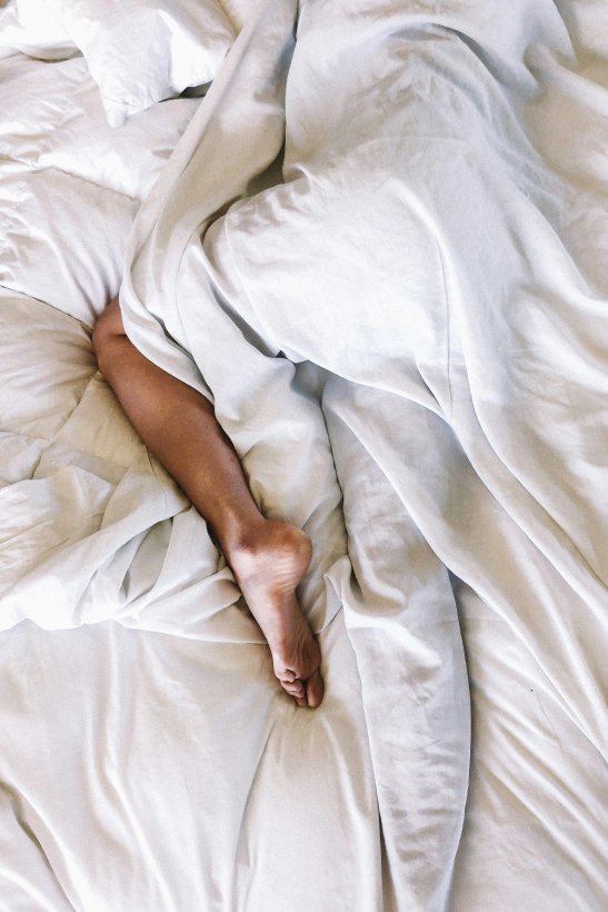 Pieds nus sous les draps blancs, instant de détente à L'Isle de Leos