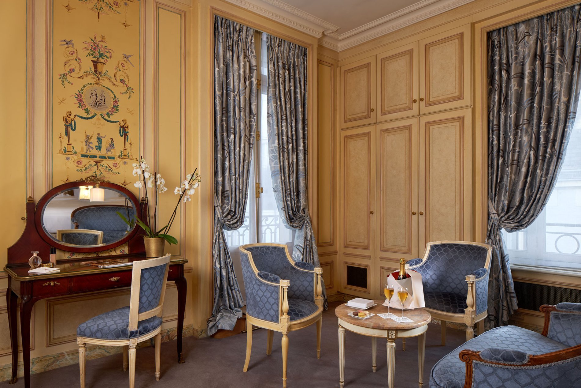 Hôtel Raphael | Desk in Suite Parisienne Terrace Eiffel tower - arc de Triomphe