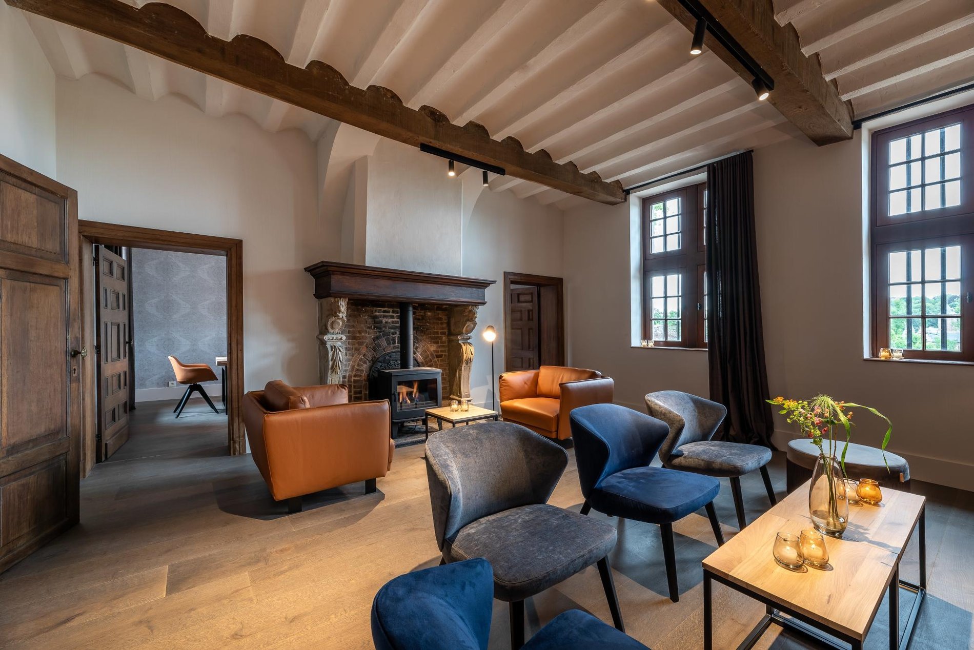 Espace détente cosy avec fauteuils au Martin's Rentmeesterij à Bilzen.