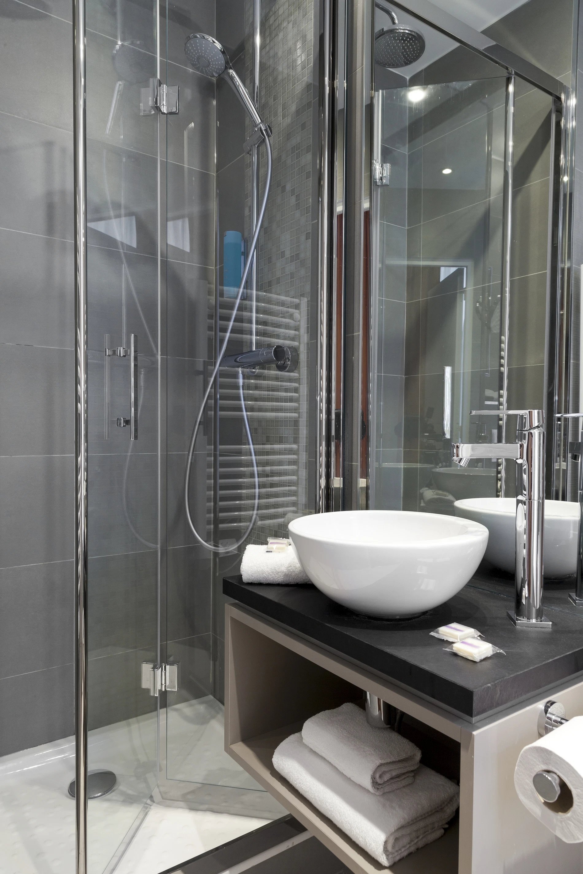 Salle de bain moderne au Timhotel, avec douche à l'italienne