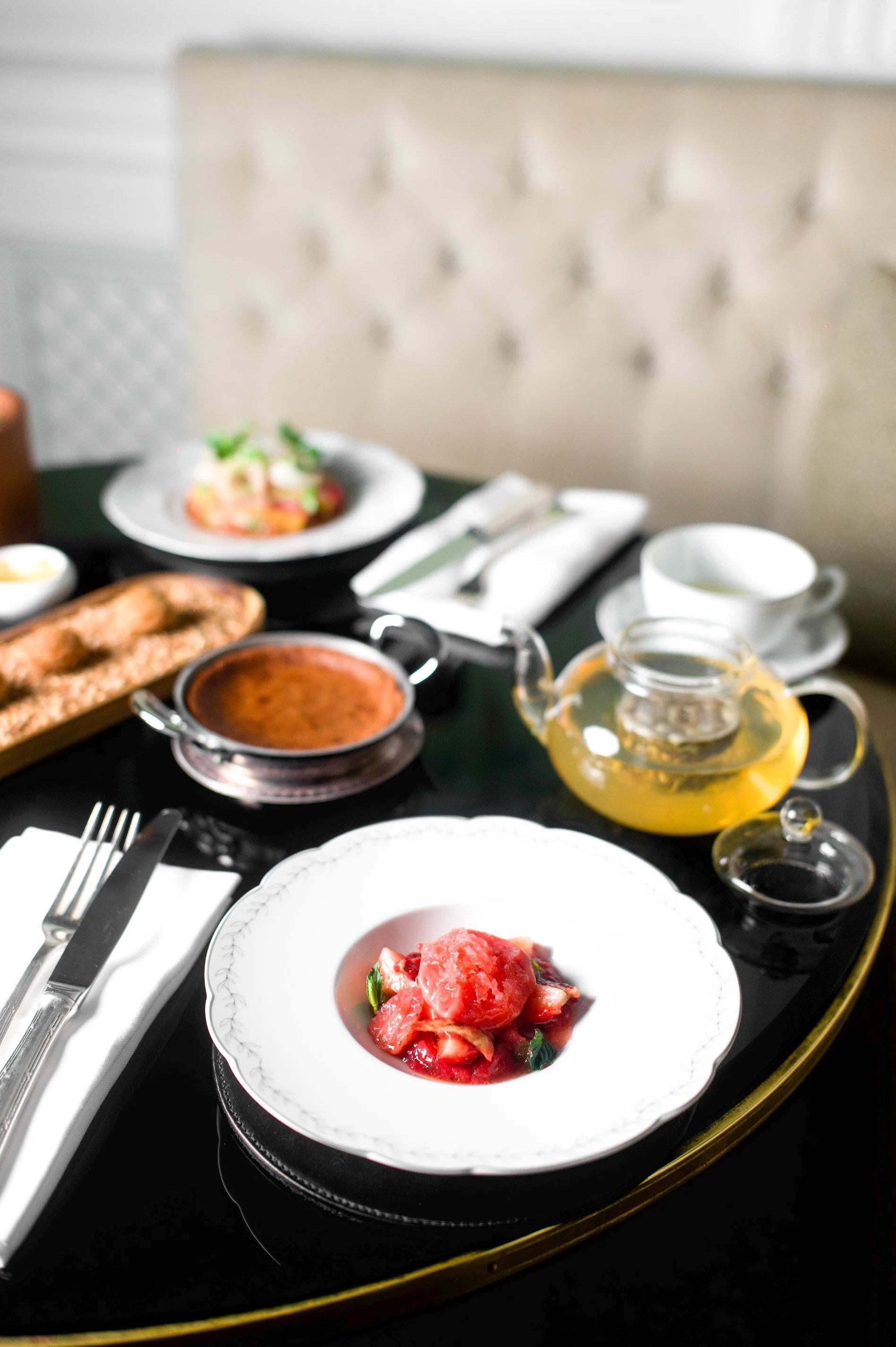 Assiette de fraises et granité au menu du goûter à la française à l’Hôtel San Régis, accompagné d’un thé chaud.