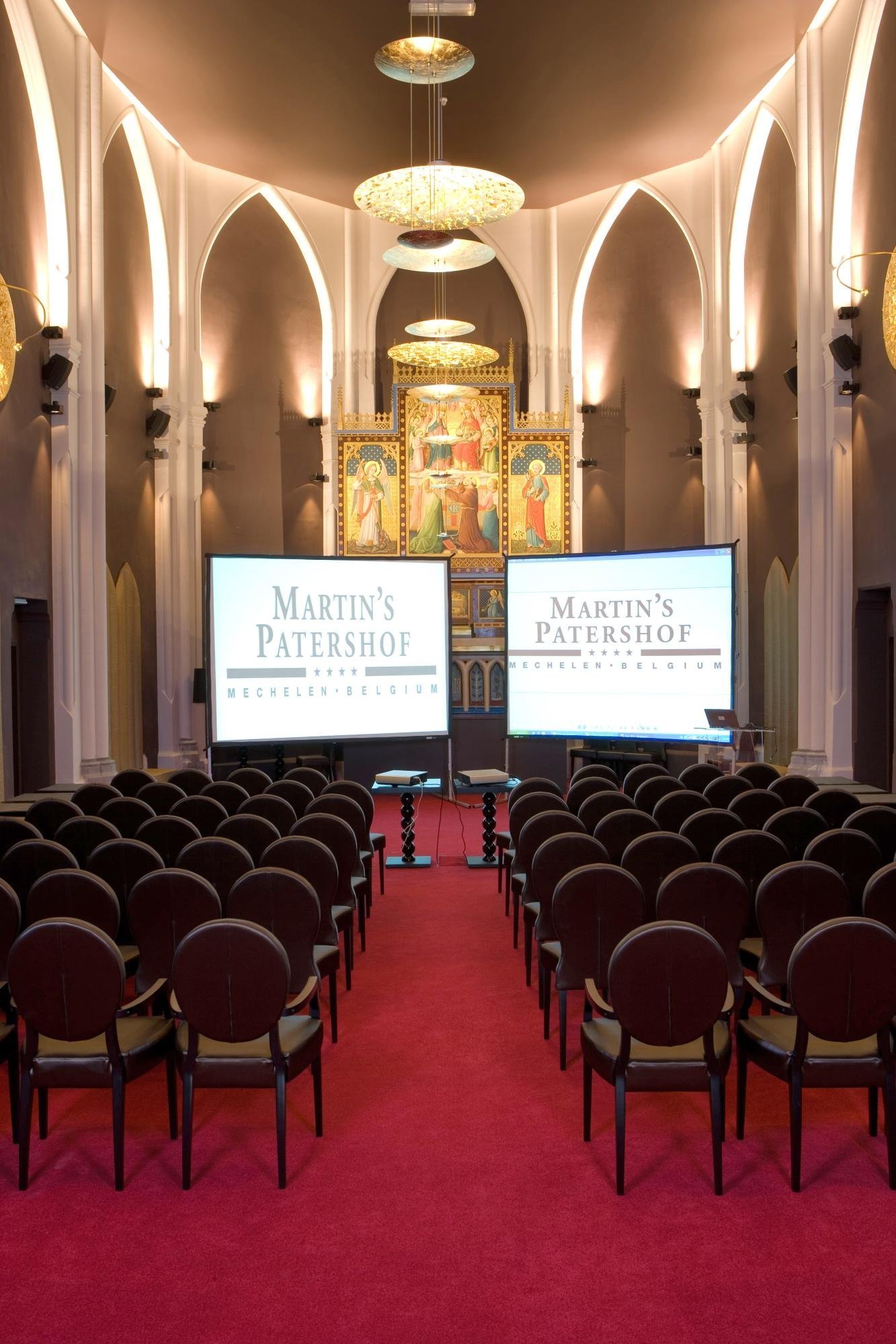 Salle de réunion dans la nef voûtée de l'hôtel Martin's Patershof, ancienne église à Malines.