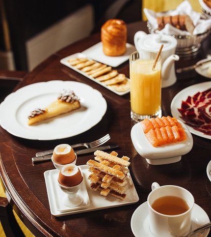 Reichhaltiger und eleganter Sonntagsbrunch im Restaurant Drouant an der Place Gaillon in Paris