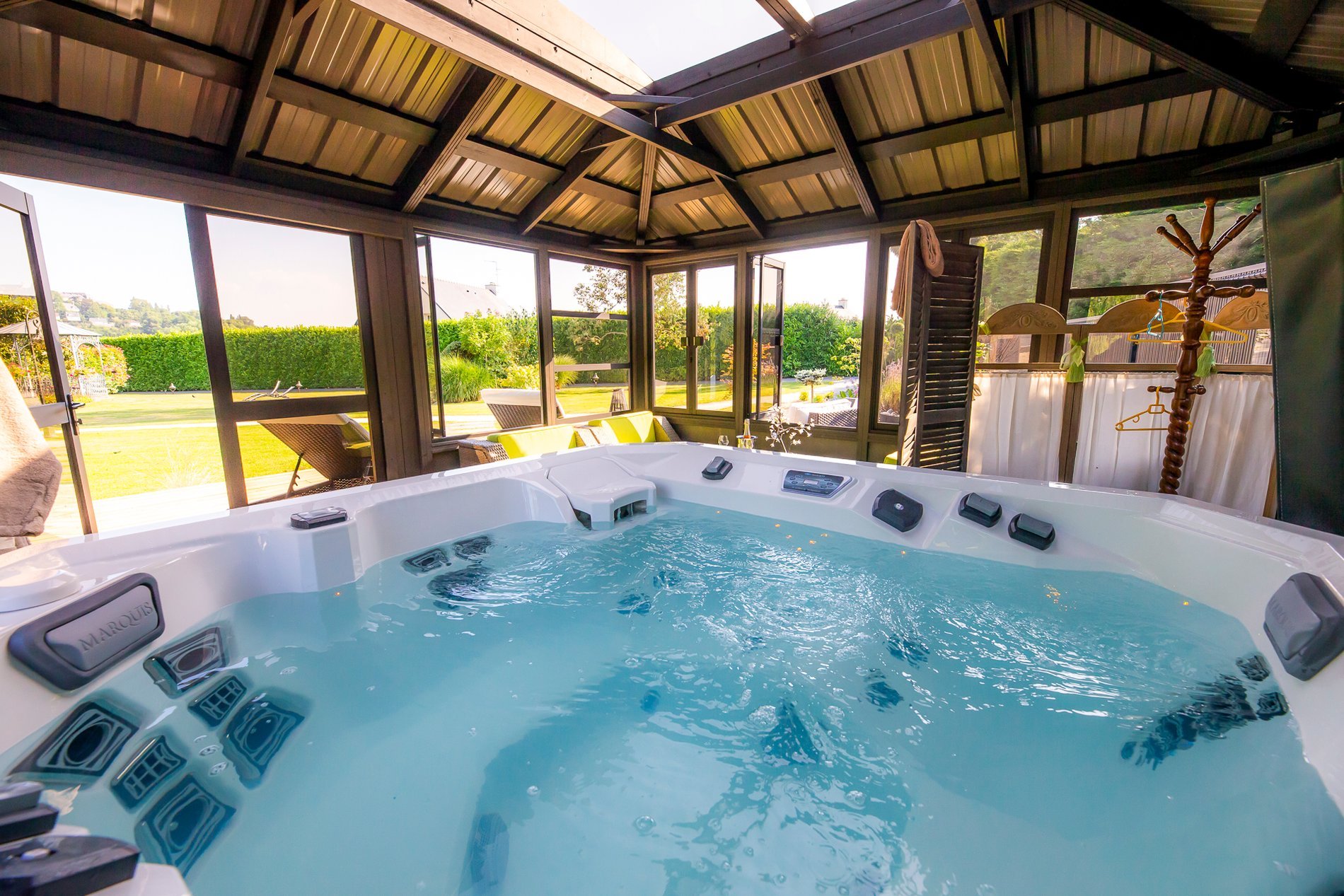 Jacuzzi de l'Hôtel La Ramade avec bulles, symbolisant une expérience de détente aquatique.