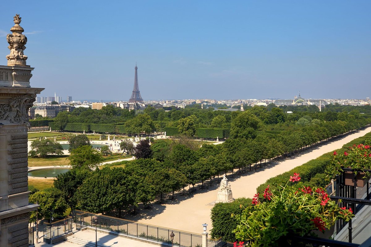 Hotel Regina Louvre  Rooms and suites with view of the Eiffel tower