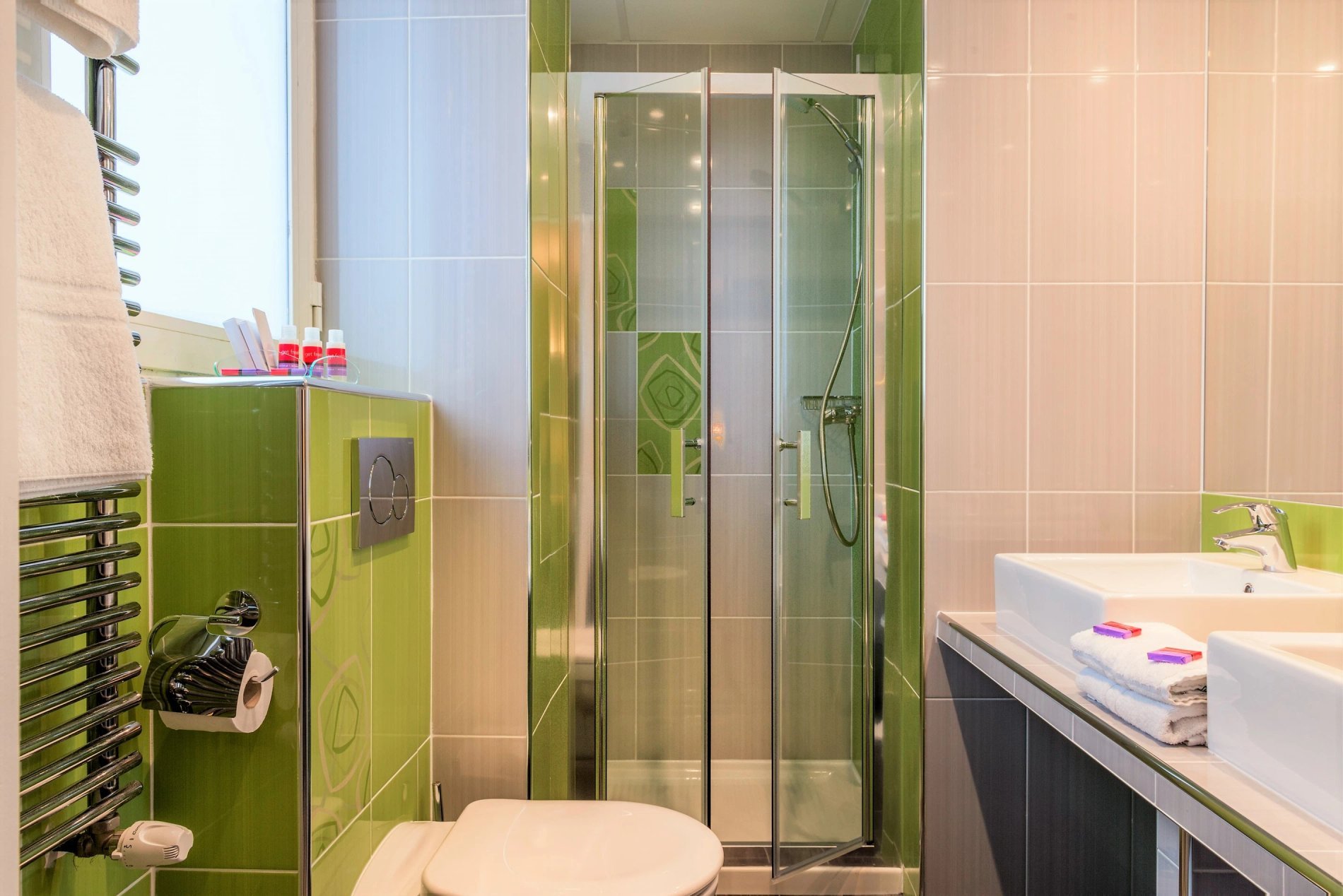 Salle de bains moderne de la Chambre Supérieure Zen de l’Hôtel Glasgow Monceau à Paris avec douche à l’italienne
