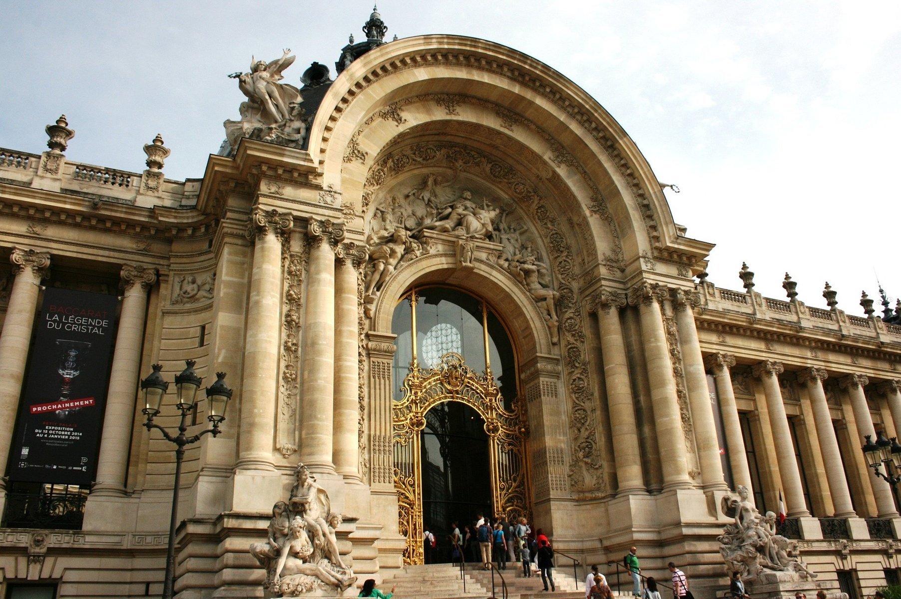 Majestic entrance of the Petit Palais, an architectural gem just steps from Hôtel San Régis, ideal for a cultural stay in Paris.