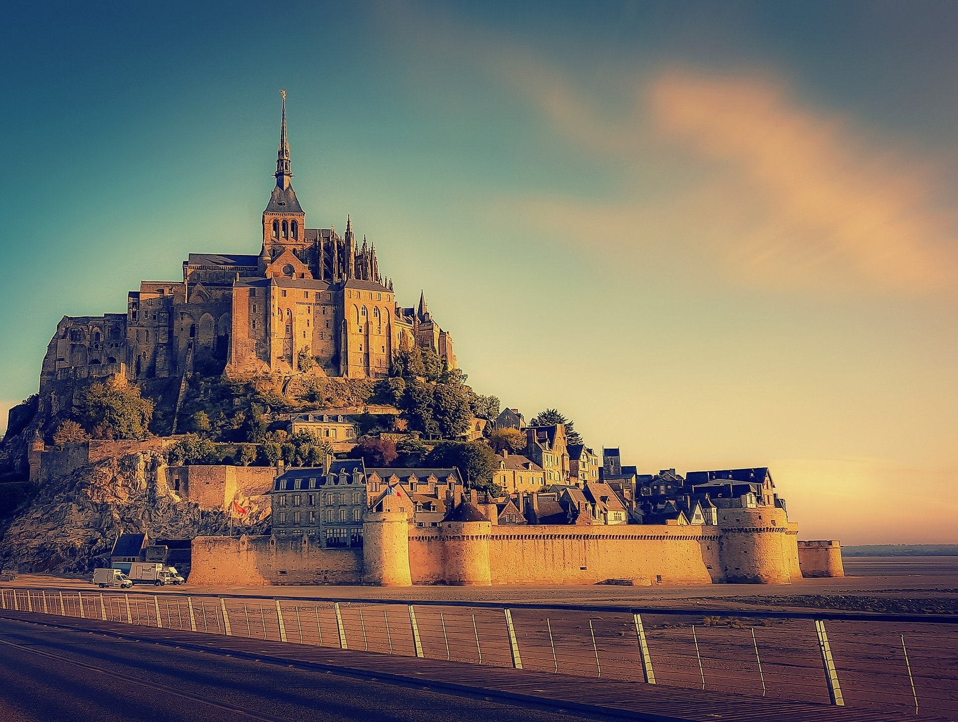 Le Mont Saint-Michel au coucher du soleil, symbolisant une vue spectaculaire et mémorable de ce site classé.