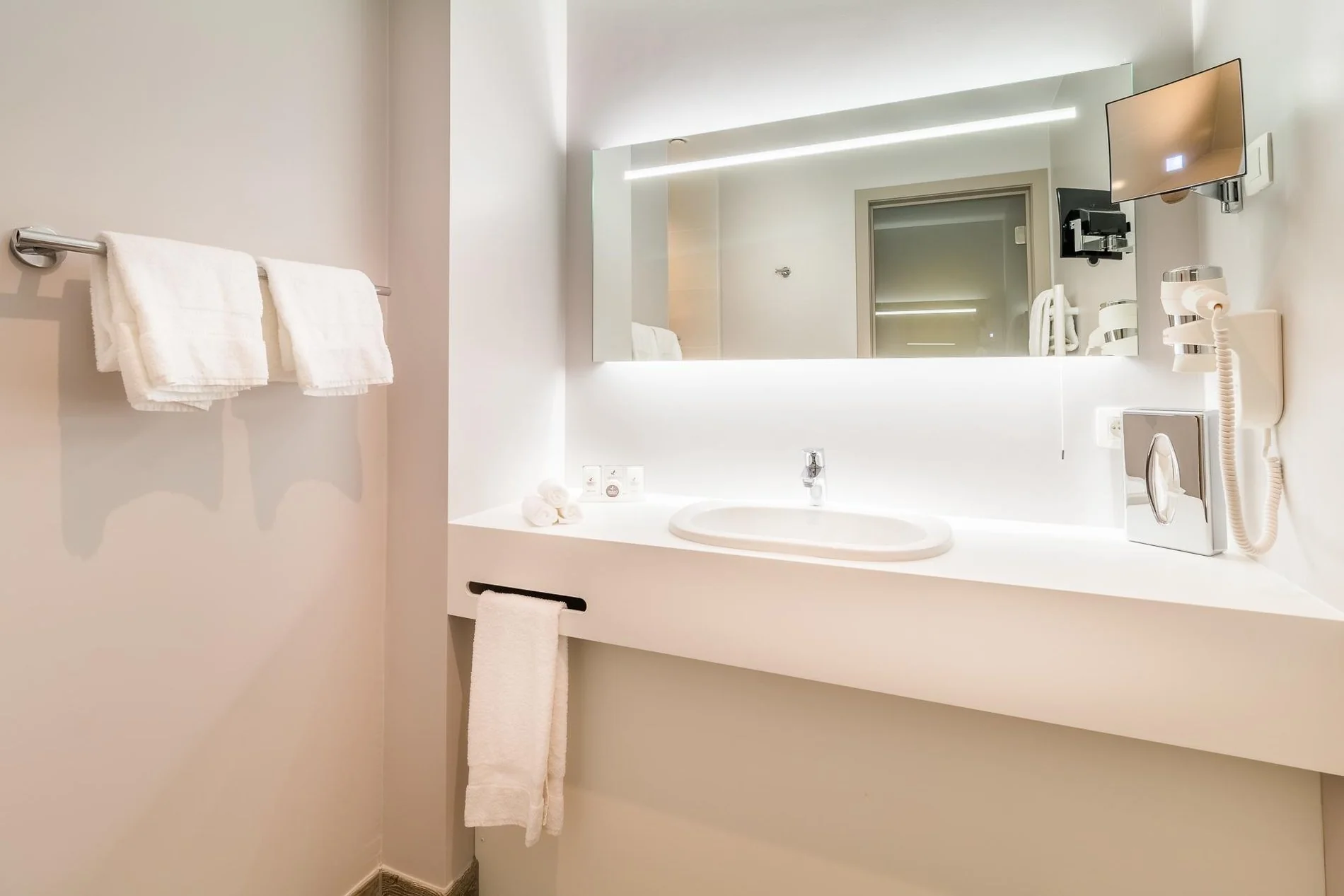 Salle de bain moderne avec éclairage LED et équipements complets