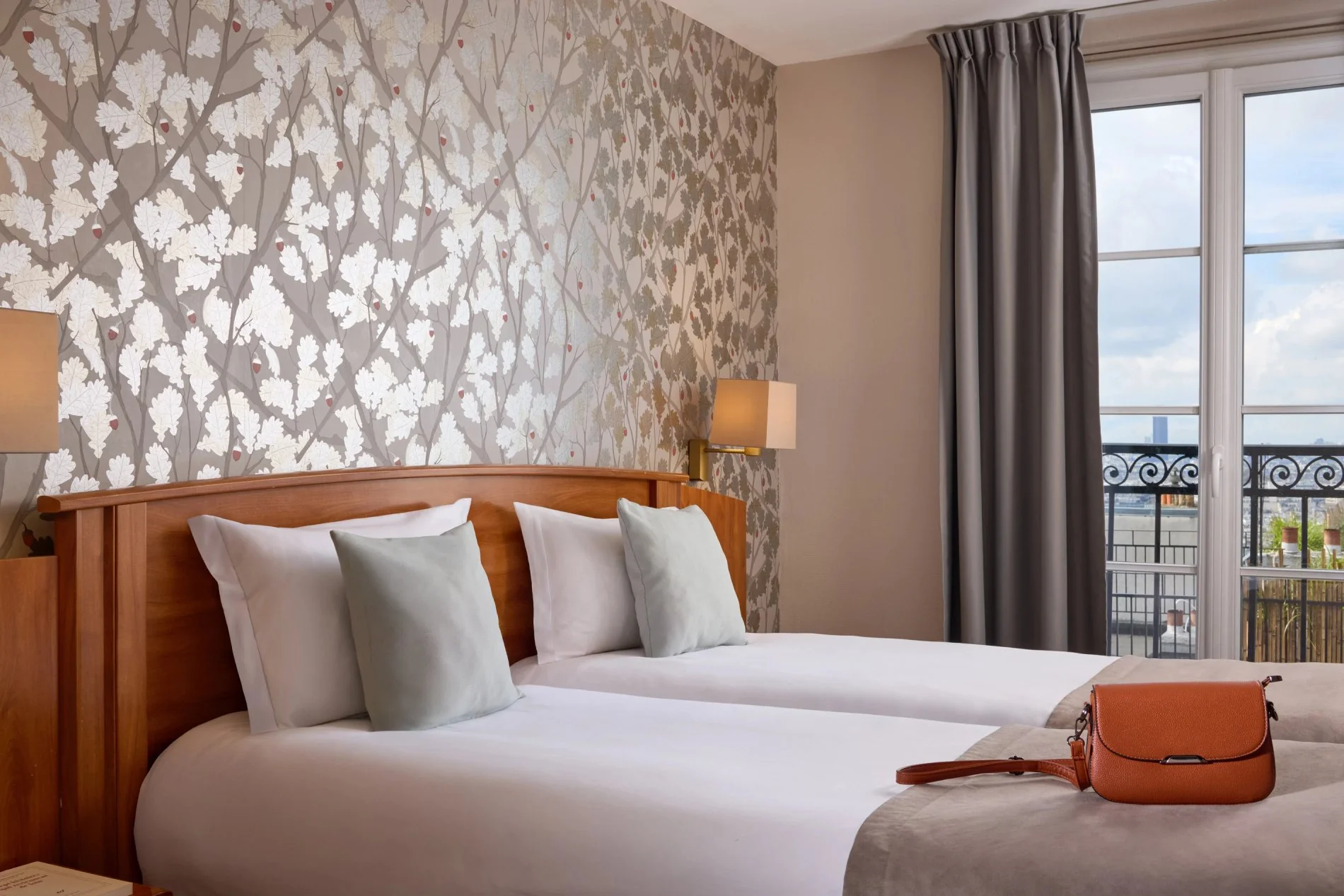 Chambre supérieure lits jumeaux balcon vue Tour Eiffel
