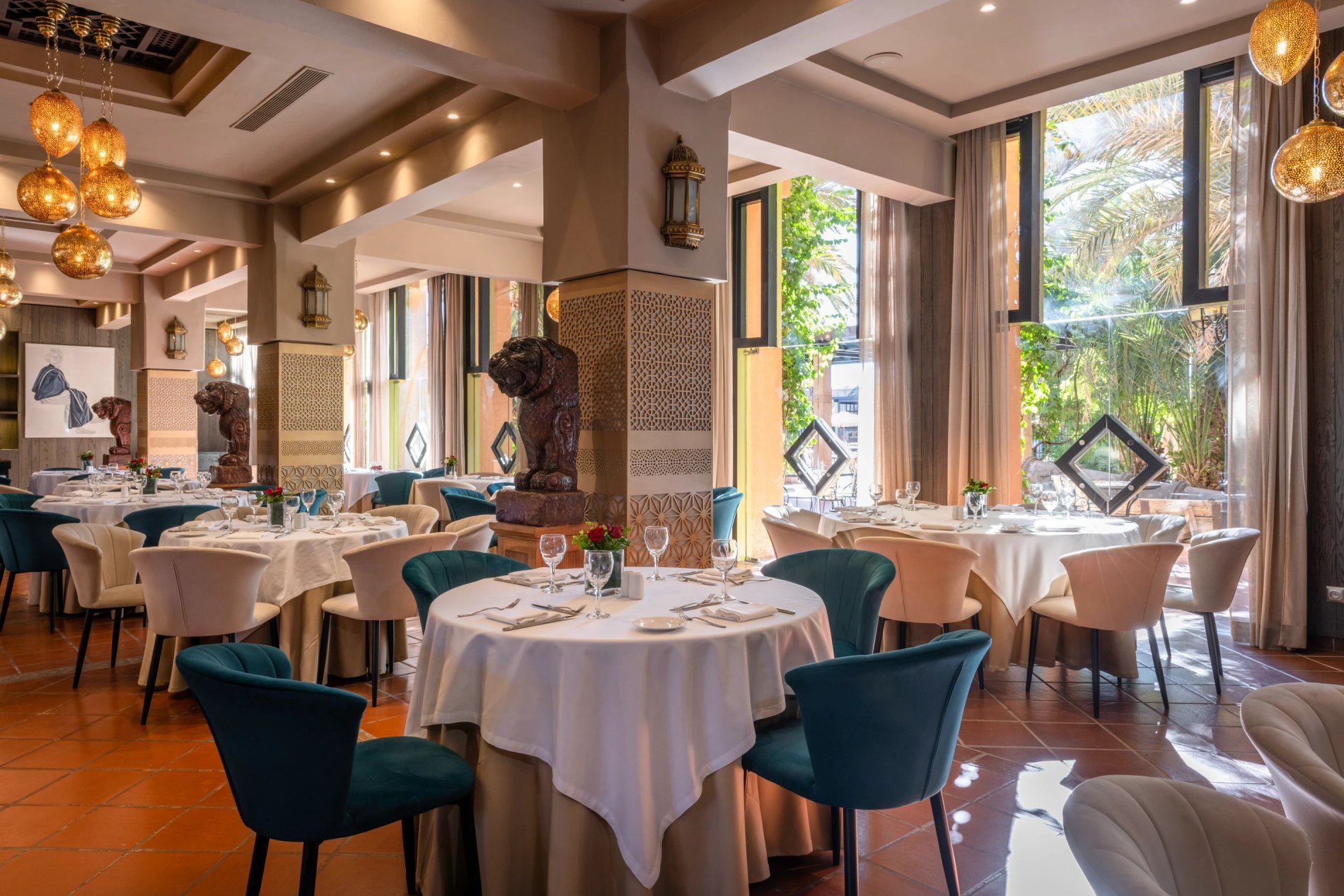 Salle élégante du restaurant L’Oasis du Berbère Palace à Ouarzazate, dressée pour le service