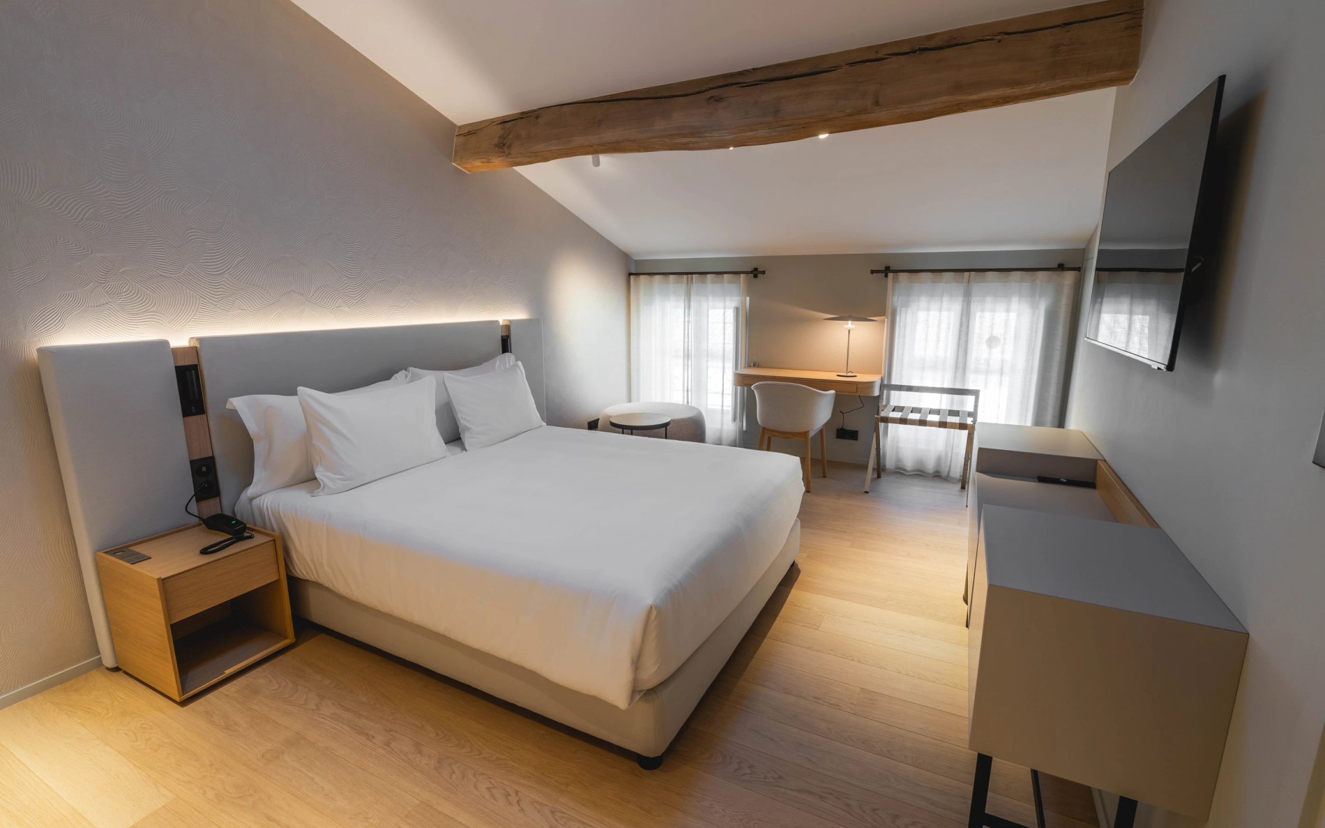 Chambre Essentielle de la Villa des Vignes avec lit double sous poutre apparente